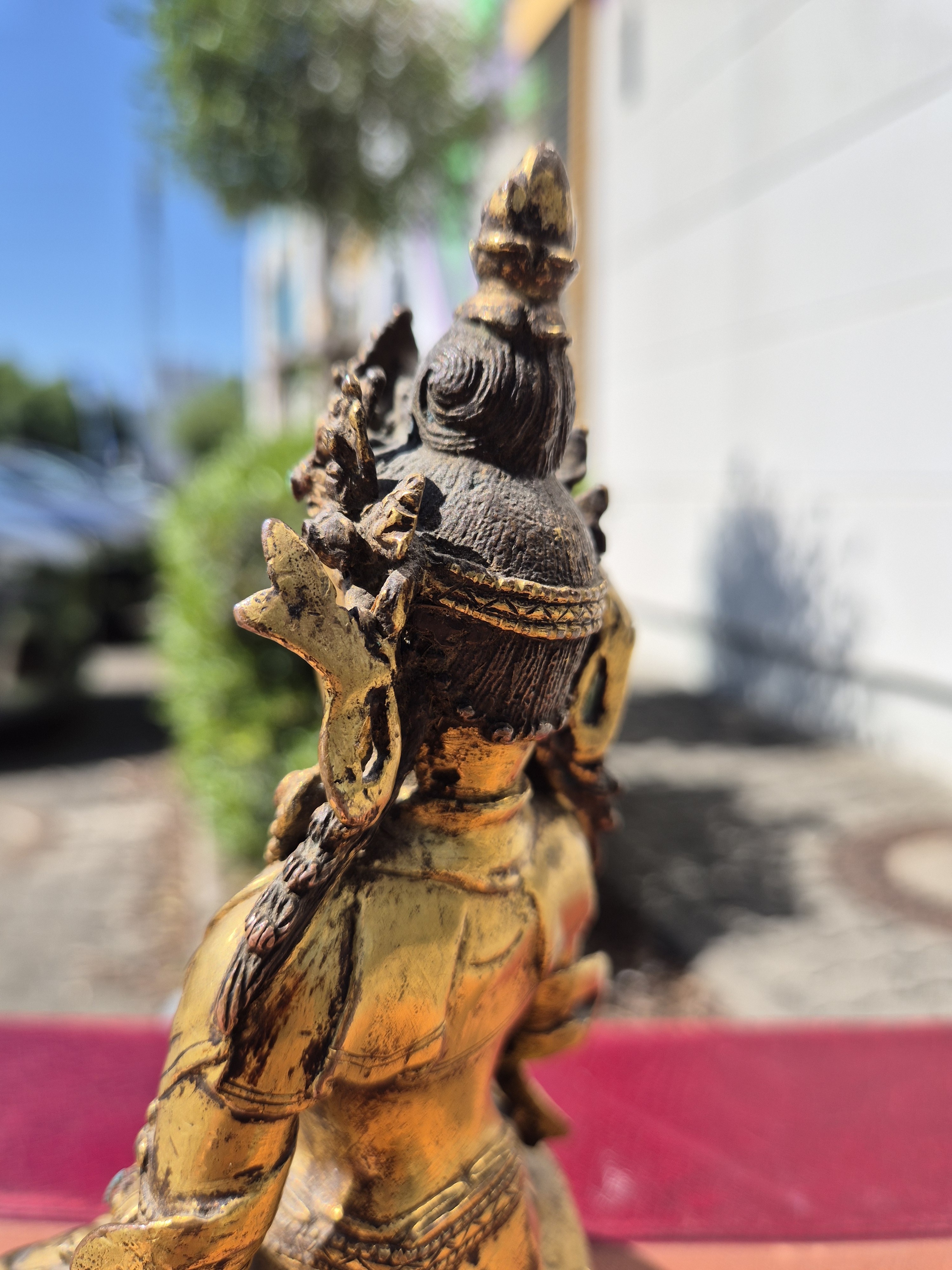 Detail q: Amitayus mit Amrita-Gefäß, Tibet, 1.Hälfte 19.Jh., Bronze feuervergoldet, Besatz mit Türkisen, doppelter Lotussockel, Boden verschlossen, ca. ...