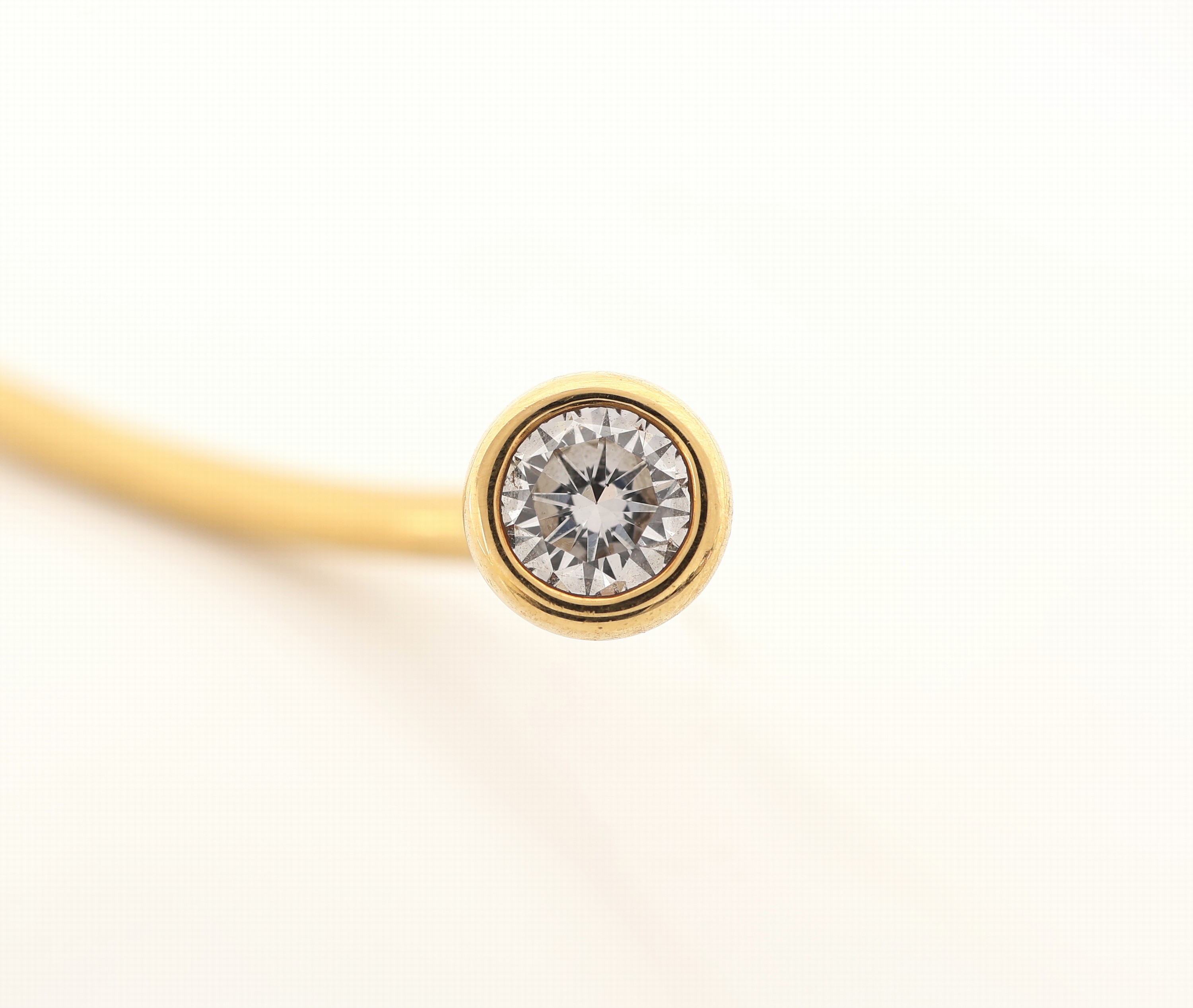 Detail a: Ausgefallene 18 kt Gold Brillant-Anstecknadel, GG 750/000, Oberfläche sat., geschwungenes abstraktes Design, Brillant ca. 0.50 ct (grav.) Weiß/si, ...