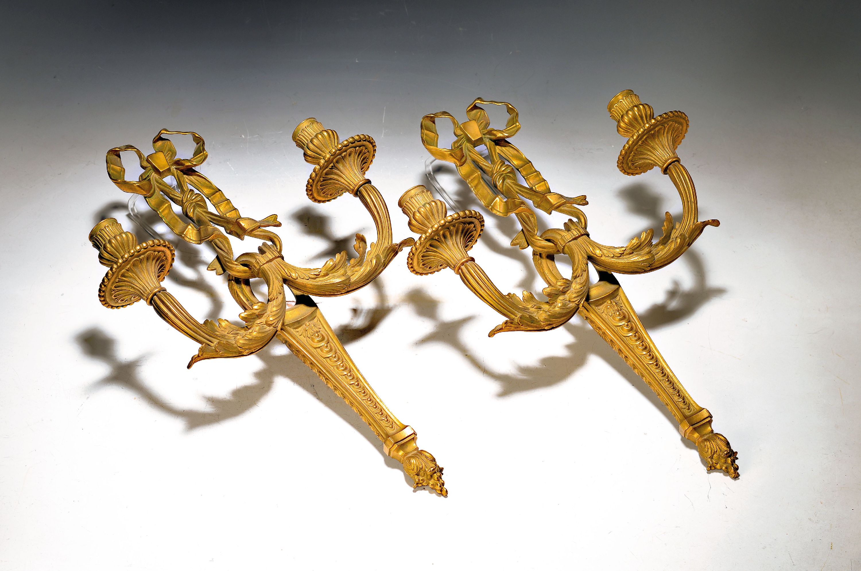 Image 27087199 - Paar Wandlampen, Klassizismus, Ende 20. Jh., Bronze, je zwei Brennstellen, H. ca. 47 cm, ...
