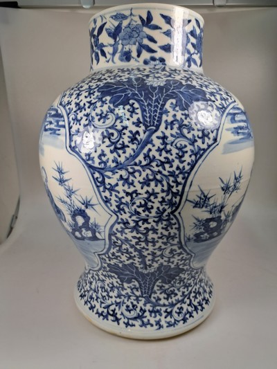 27087179b - Deckelvase mit Blaumalerei, China, 20.Jh., Porzellan, unterglasurblaue Malerei, Paar ...