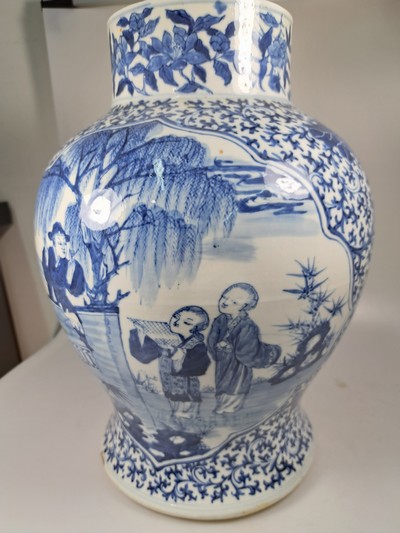 27087179c - Deckelvase mit Blaumalerei, China, 20.Jh., Porzellan, unterglasurblaue Malerei, Paar ...