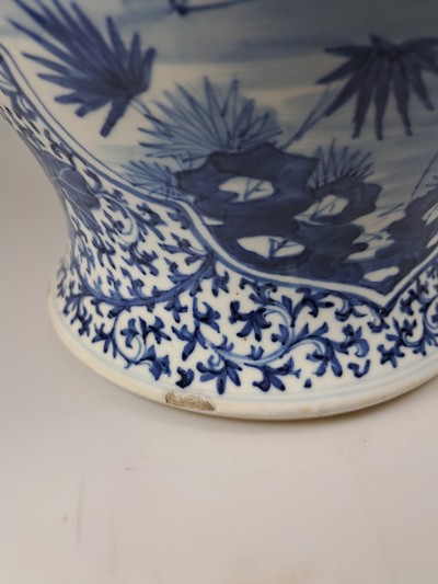 27087179g - Deckelvase mit Blaumalerei, China, 20.Jh., Porzellan, unterglasurblaue Malerei, Paar ...