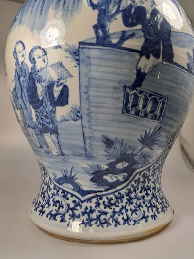 27087179j - Deckelvase mit Blaumalerei, China, 20.Jh., Porzellan, unterglasurblaue Malerei, Paar ...