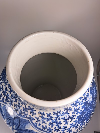 27087179l - Deckelvase mit Blaumalerei, China, 20.Jh., Porzellan, unterglasurblaue Malerei, Paar ...