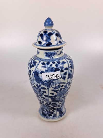 27087182a - Kleine Deckelvase, China, Kangxi-Periode, Porzellan, unterglasurblaue Malerei mit ...