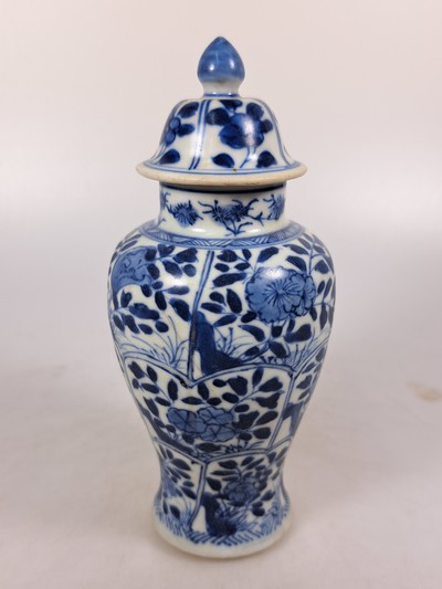 27087182c - Kleine Deckelvase, China, Kangxi-Periode, Porzellan, unterglasurblaue Malerei mit ...