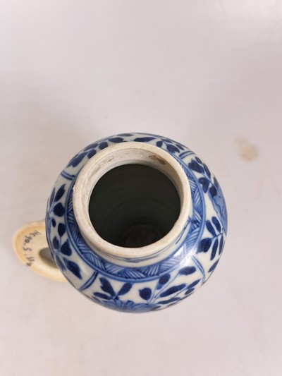 27087182e - Kleine Deckelvase, China, Kangxi-Periode, Porzellan, unterglasurblaue Malerei mit ...