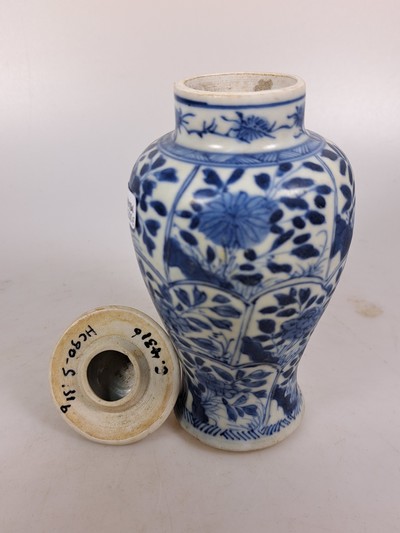 27087182f - Kleine Deckelvase, China, Kangxi-Periode, Porzellan, unterglasurblaue Malerei mit ...