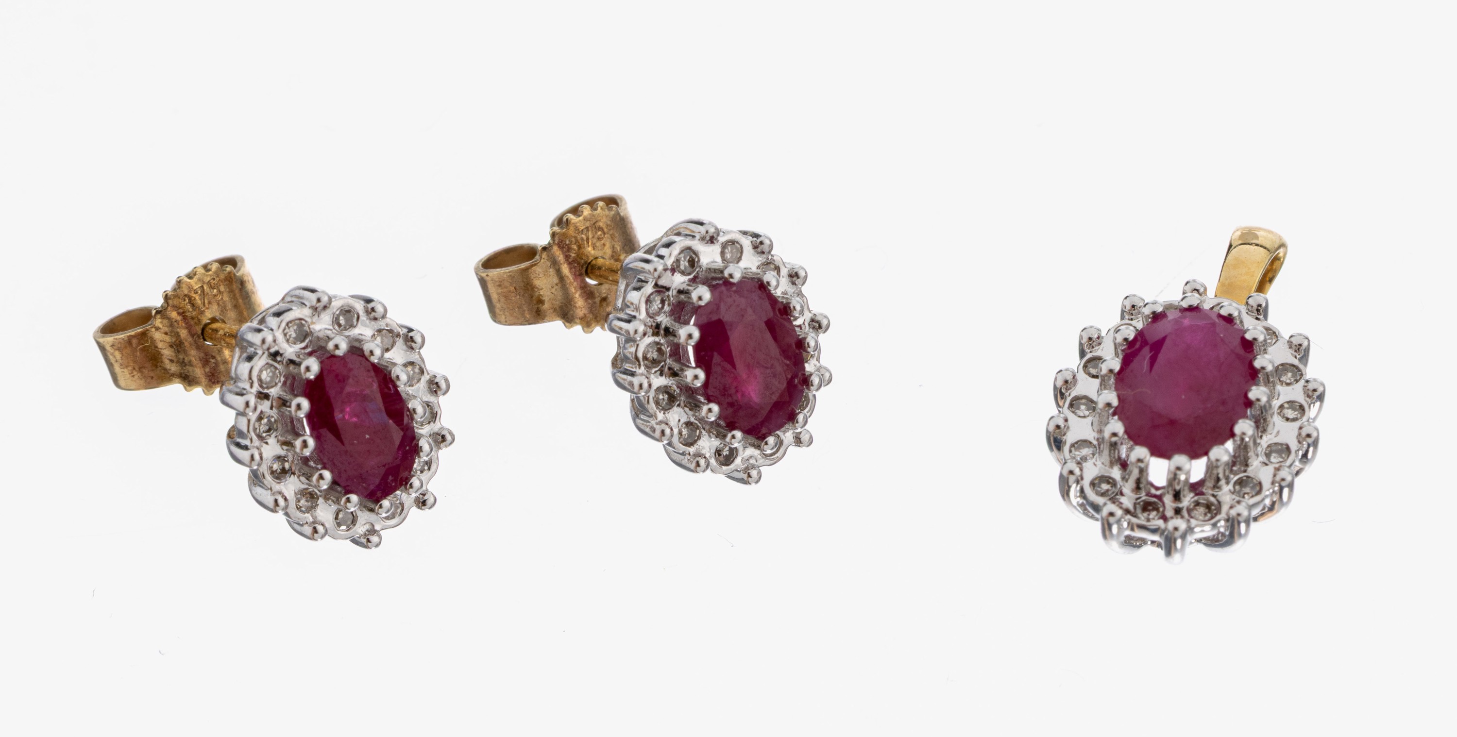 Image 27087201 - 9 kt Gold Rubin-Diamant-Schmuckset, WG/GG 375/000, best. aus: Anhänger und Paar ...