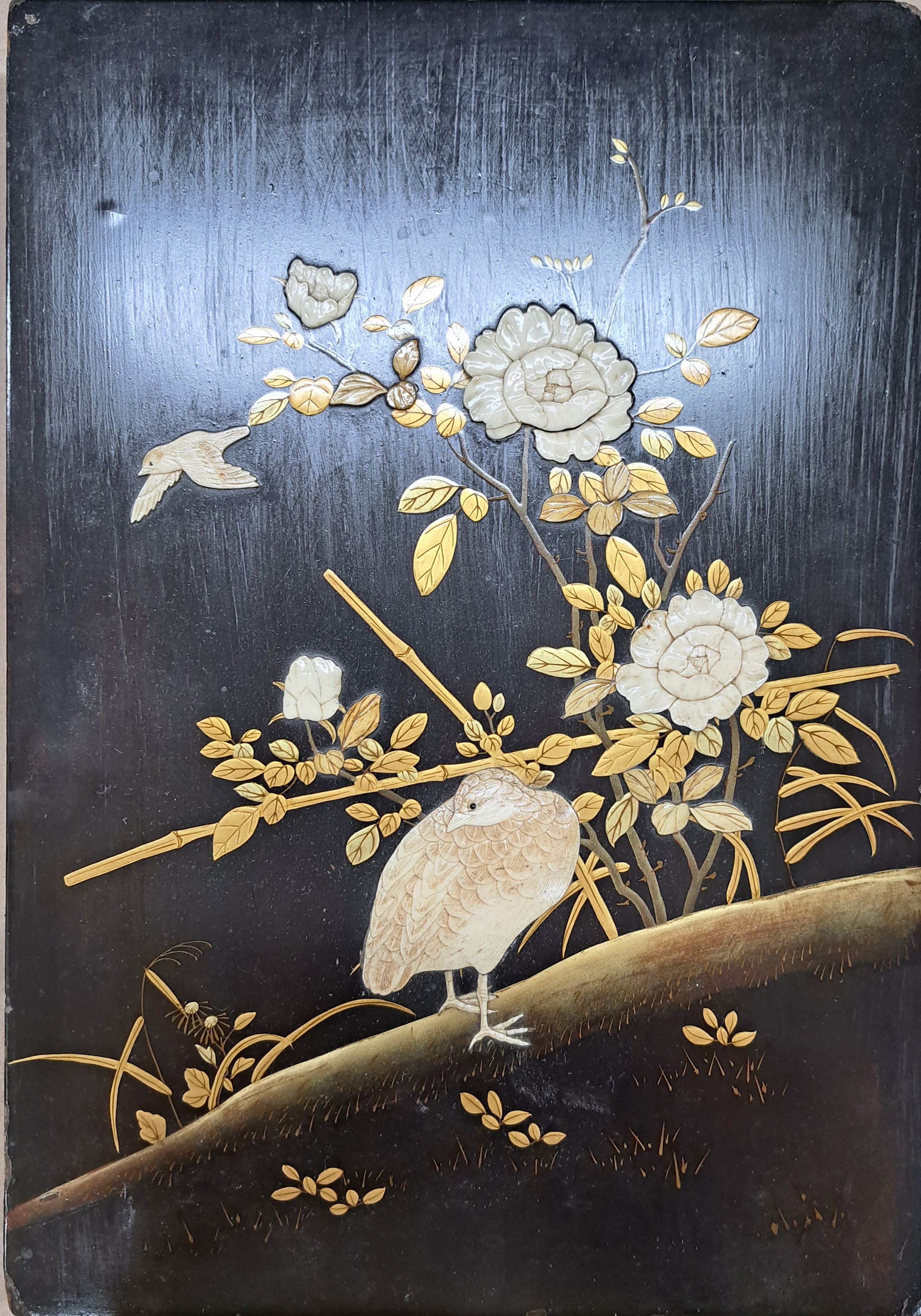 Detail a: Paar Lacktafeln, Japan, um 1900, Perlhuhn mit Blumen und Schwalbe, Lackarbeit mit floraler Bemalung und reicher Goldstaffage, geschnitzte Blätter ...
