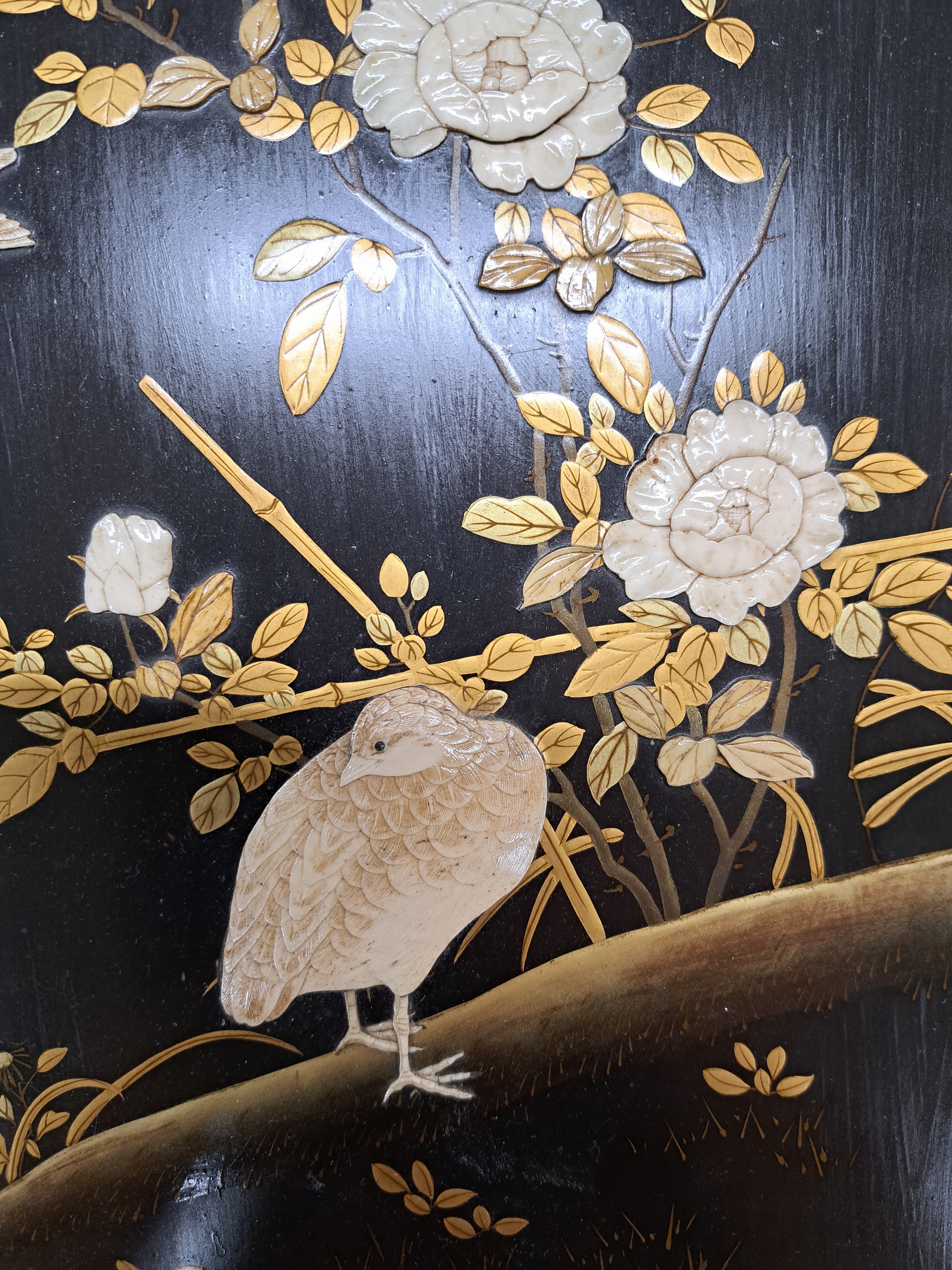 Detail b: Paar Lacktafeln, Japan, um 1900, Perlhuhn mit Blumen und Schwalbe, Lackarbeit mit floraler Bemalung und reicher Goldstaffage, geschnitzte Blätter ...