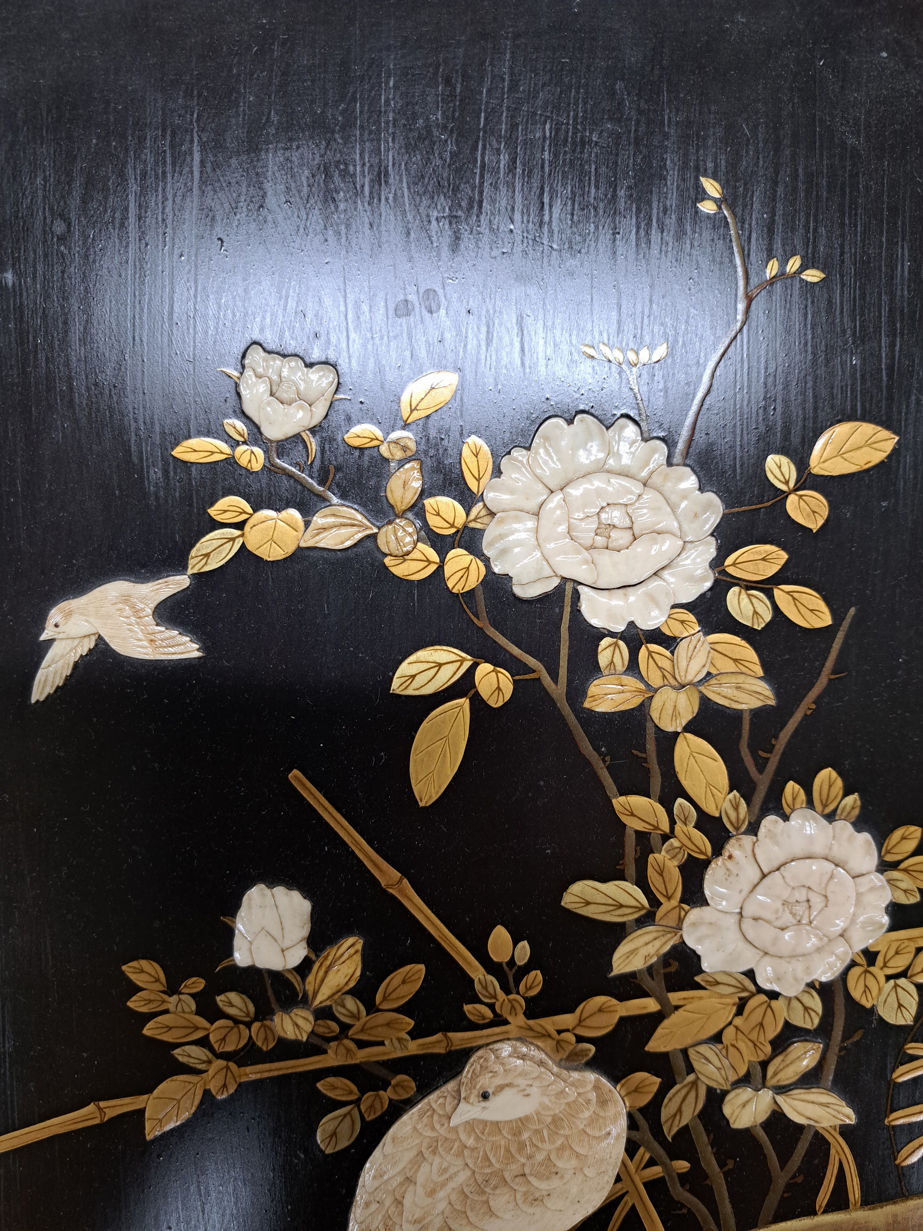 Detail c: Paar Lacktafeln, Japan, um 1900, Perlhuhn mit Blumen und Schwalbe, Lackarbeit mit floraler Bemalung und reicher Goldstaffage, geschnitzte Blätter ...