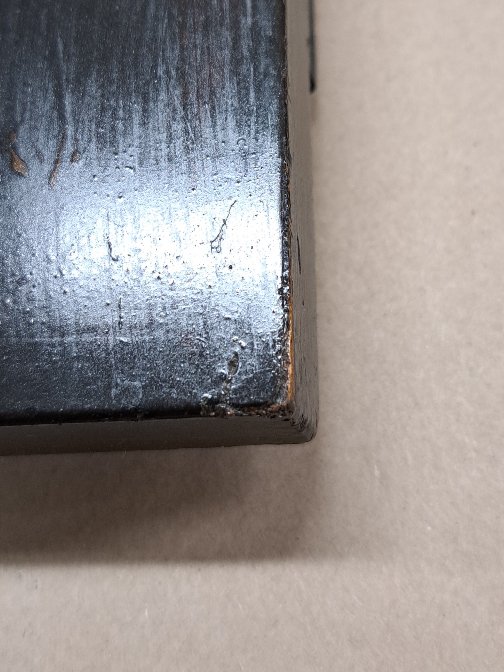 Detail d: Paar Lacktafeln, Japan, um 1900, Perlhuhn mit Blumen und Schwalbe, Lackarbeit mit floraler Bemalung und reicher Goldstaffage, geschnitzte Blätter ...