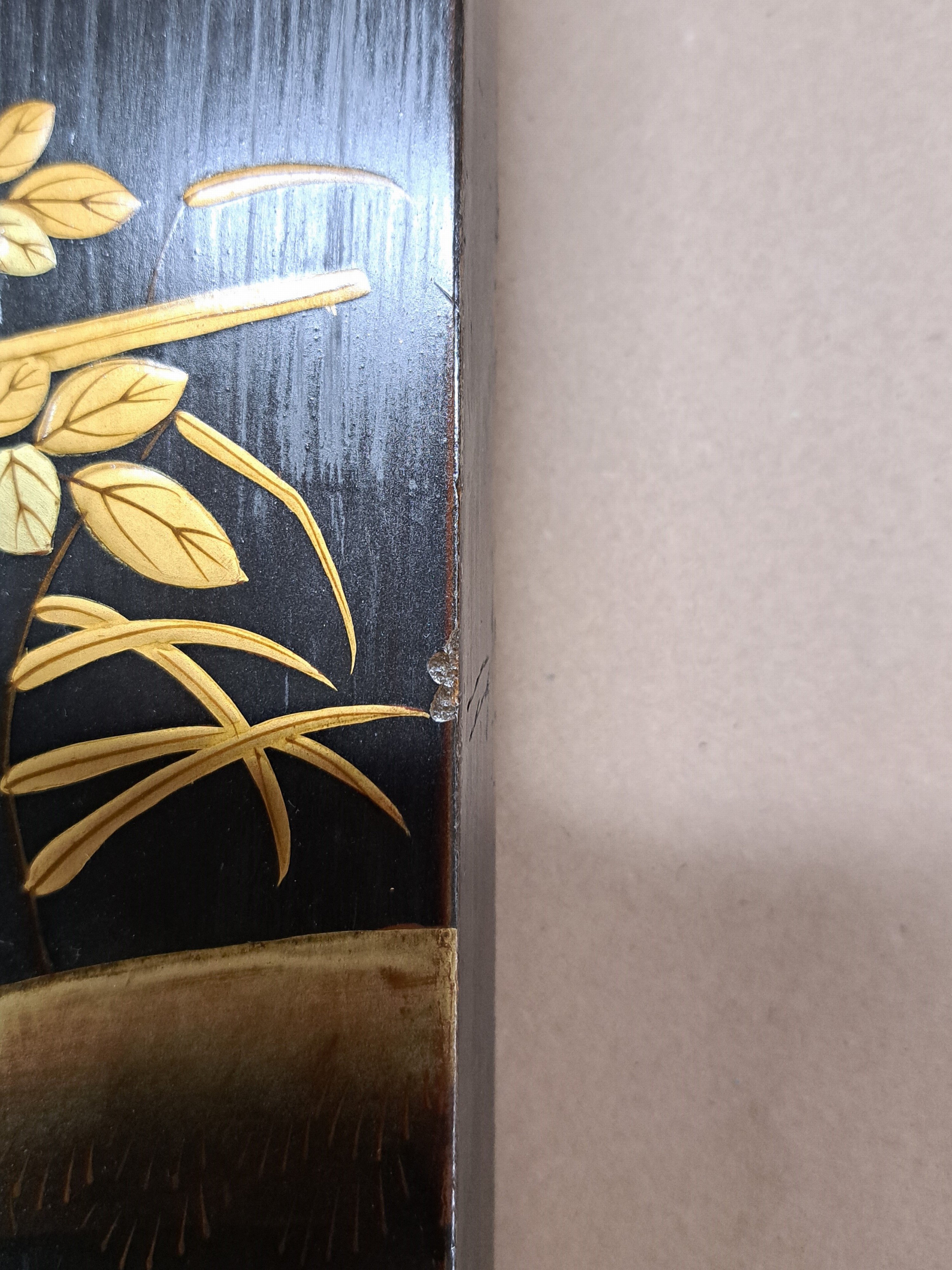 Detail e: Paar Lacktafeln, Japan, um 1900, Perlhuhn mit Blumen und Schwalbe, Lackarbeit mit floraler Bemalung und reicher Goldstaffage, geschnitzte Blätter ...