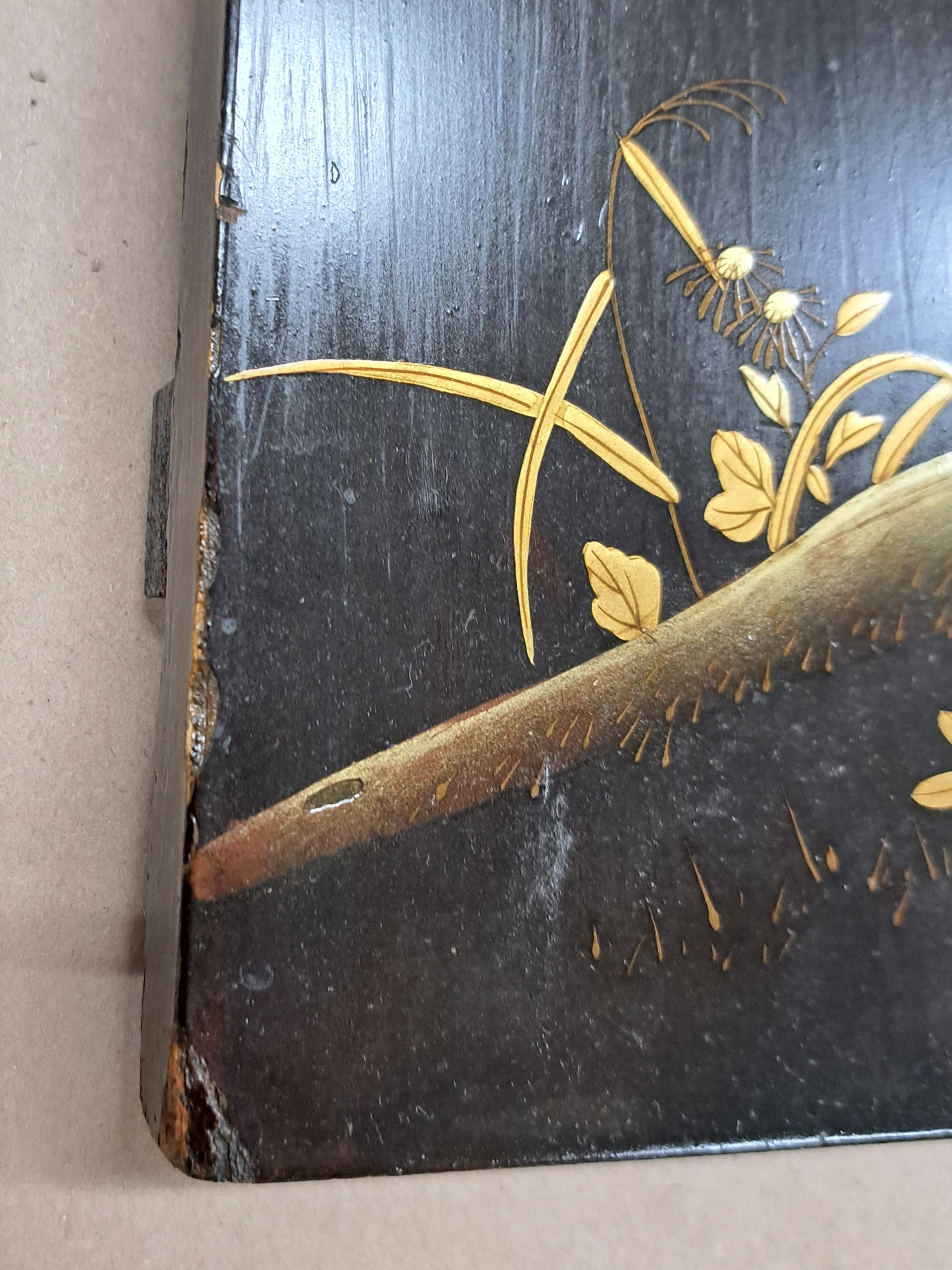 Detail g: Paar Lacktafeln, Japan, um 1900, Perlhuhn mit Blumen und Schwalbe, Lackarbeit mit floraler Bemalung und reicher Goldstaffage, geschnitzte Blätter ...