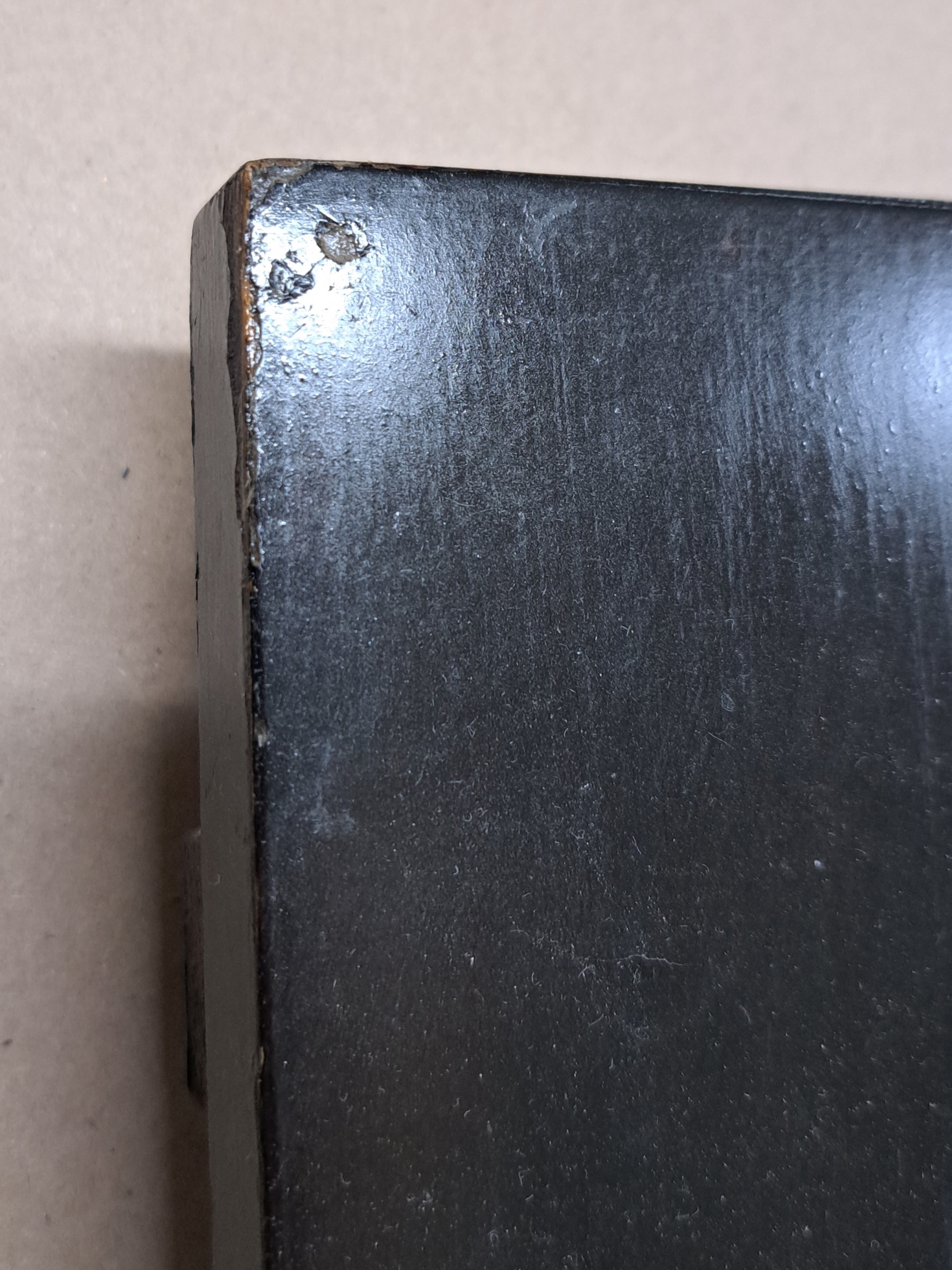 Detail h: Paar Lacktafeln, Japan, um 1900, Perlhuhn mit Blumen und Schwalbe, Lackarbeit mit floraler Bemalung und reicher Goldstaffage, geschnitzte Blätter ...