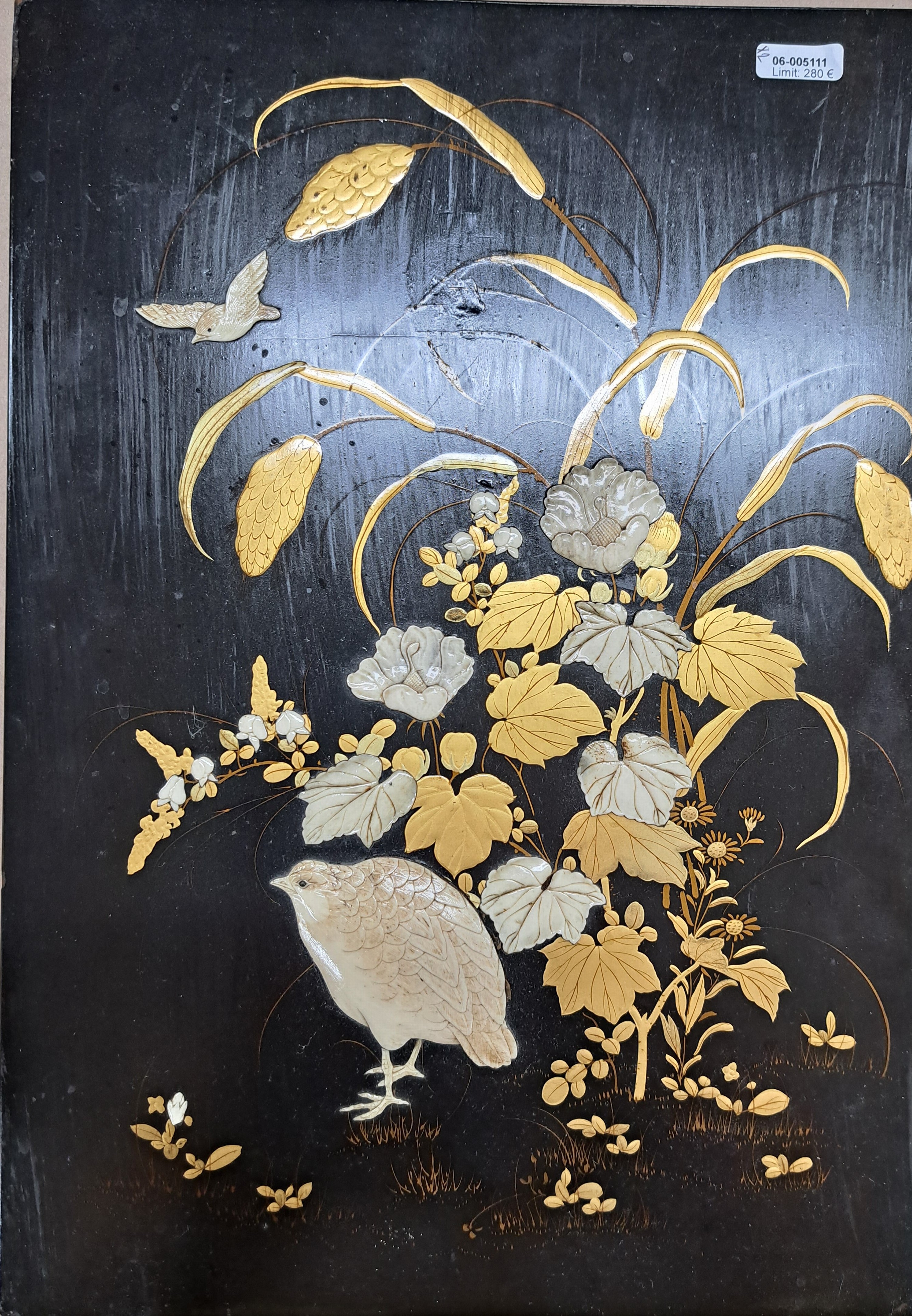 Detail j: Paar Lacktafeln, Japan, um 1900, Perlhuhn mit Blumen und Schwalbe, Lackarbeit mit floraler Bemalung und reicher Goldstaffage, geschnitzte Blätter ...