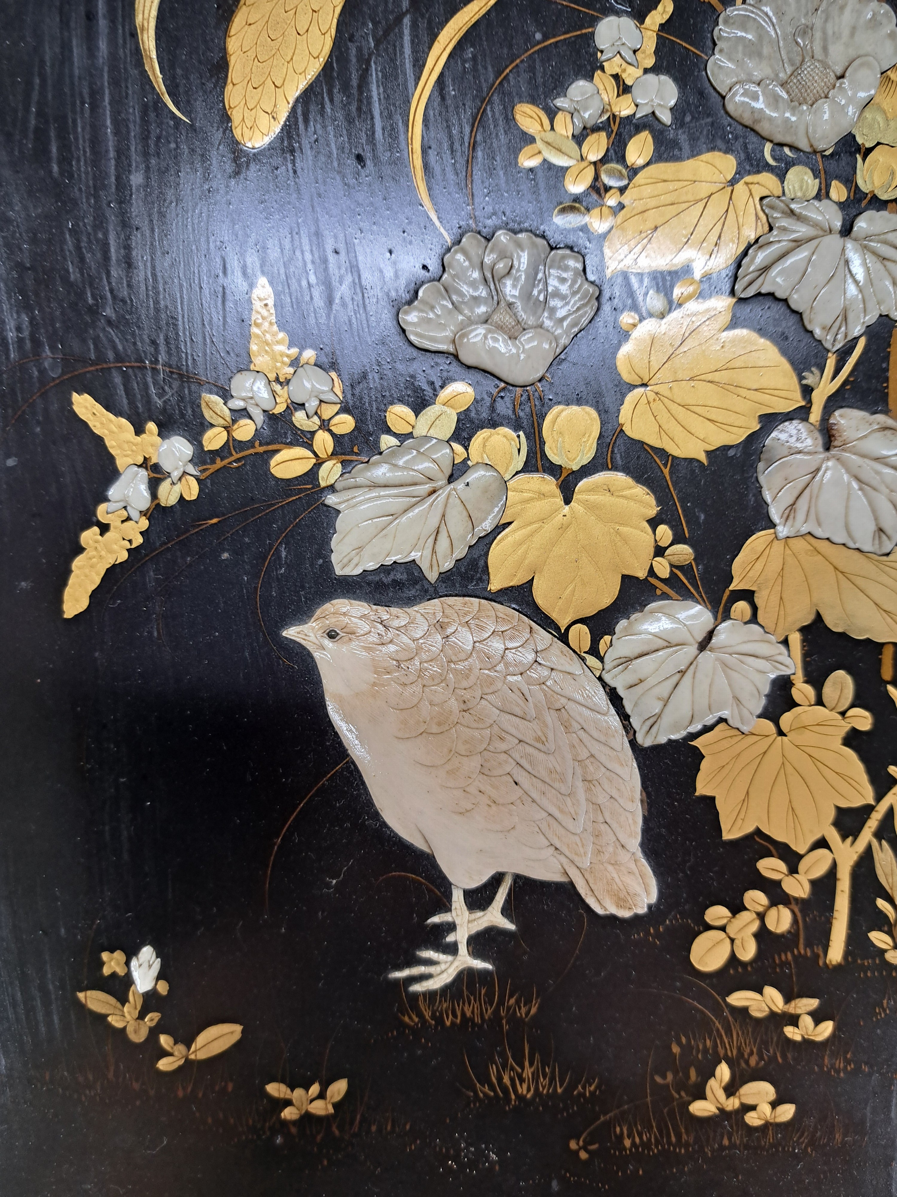 Detail k: Paar Lacktafeln, Japan, um 1900, Perlhuhn mit Blumen und Schwalbe, Lackarbeit mit floraler Bemalung und reicher Goldstaffage, geschnitzte Blätter ...