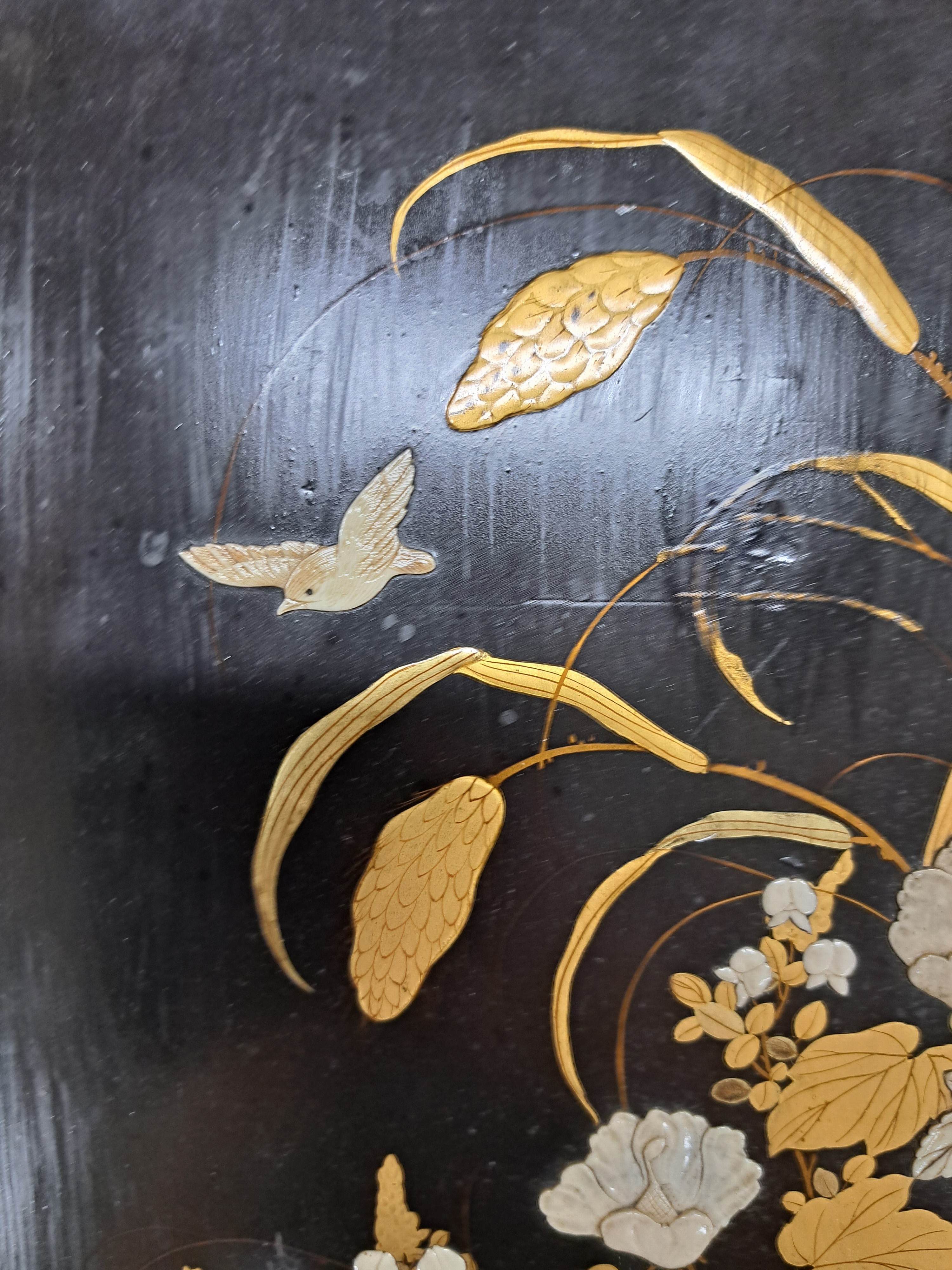 Detail l: Paar Lacktafeln, Japan, um 1900, Perlhuhn mit Blumen und Schwalbe, Lackarbeit mit floraler Bemalung und reicher Goldstaffage, geschnitzte Blätter ...