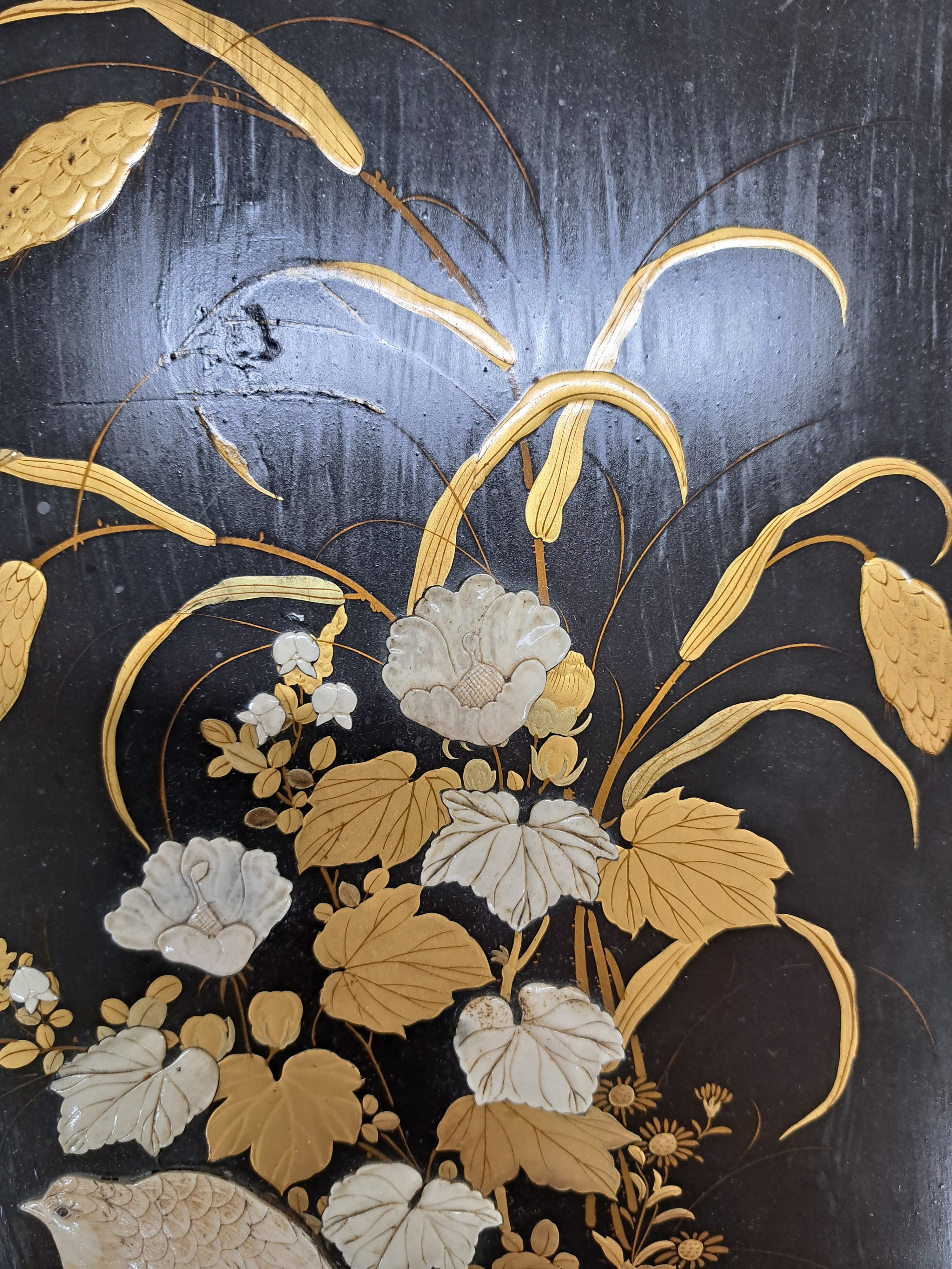 Detail m: Paar Lacktafeln, Japan, um 1900, Perlhuhn mit Blumen und Schwalbe, Lackarbeit mit floraler Bemalung und reicher Goldstaffage, geschnitzte Blätter ...