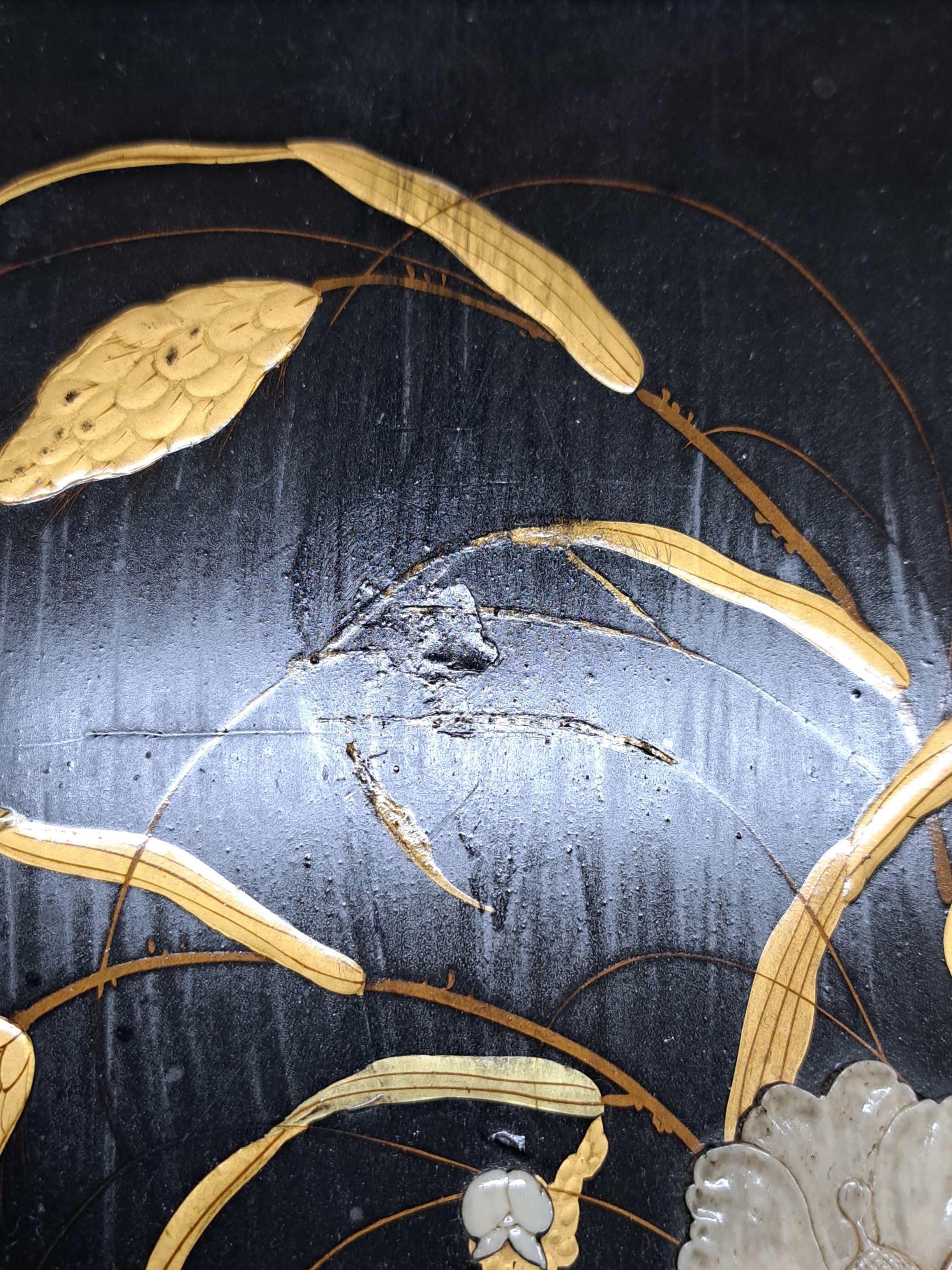 Detail n: Paar Lacktafeln, Japan, um 1900, Perlhuhn mit Blumen und Schwalbe, Lackarbeit mit floraler Bemalung und reicher Goldstaffage, geschnitzte Blätter ...