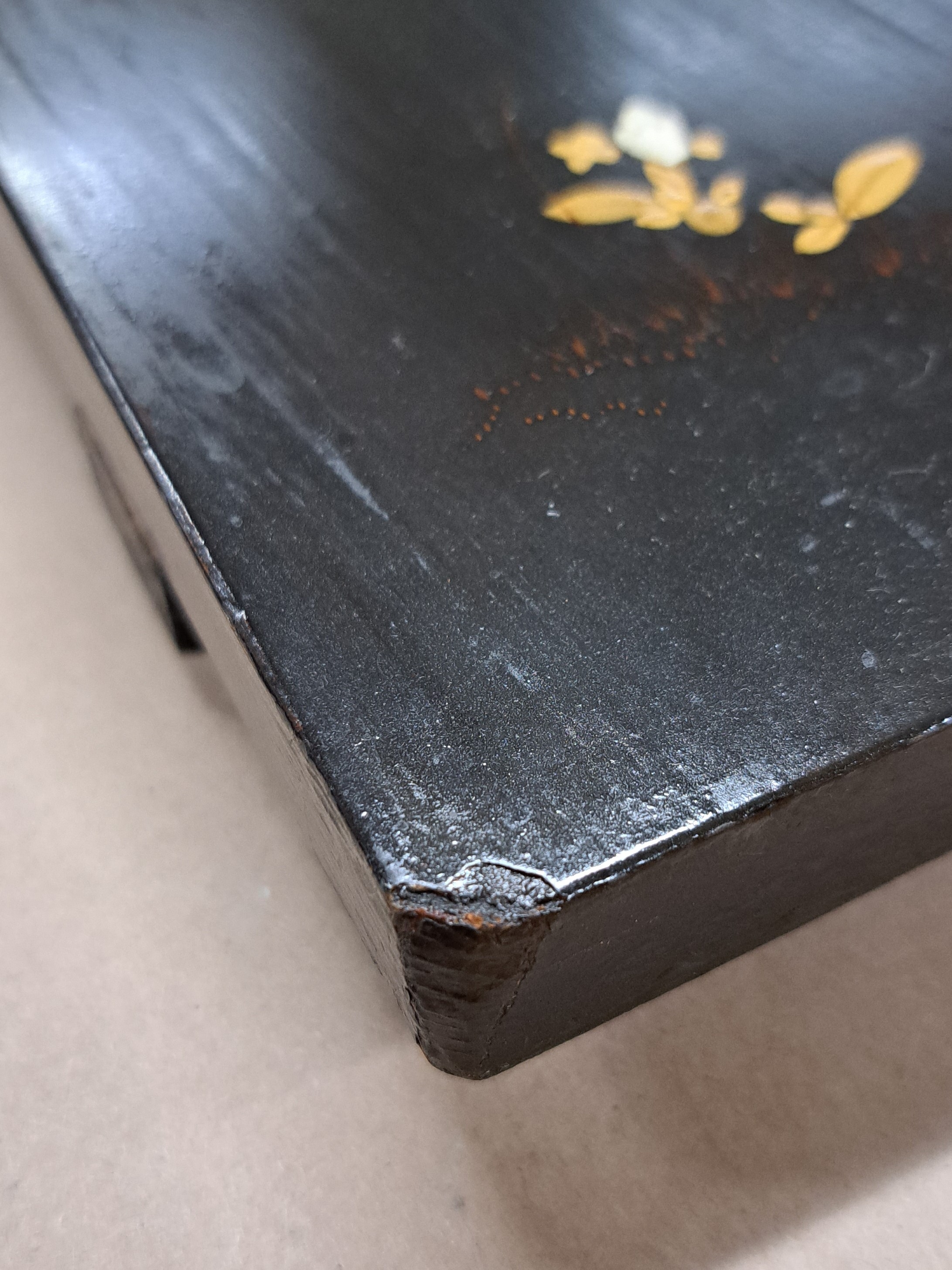 Detail q: Paar Lacktafeln, Japan, um 1900, Perlhuhn mit Blumen und Schwalbe, Lackarbeit mit floraler Bemalung und reicher Goldstaffage, geschnitzte Blätter ...