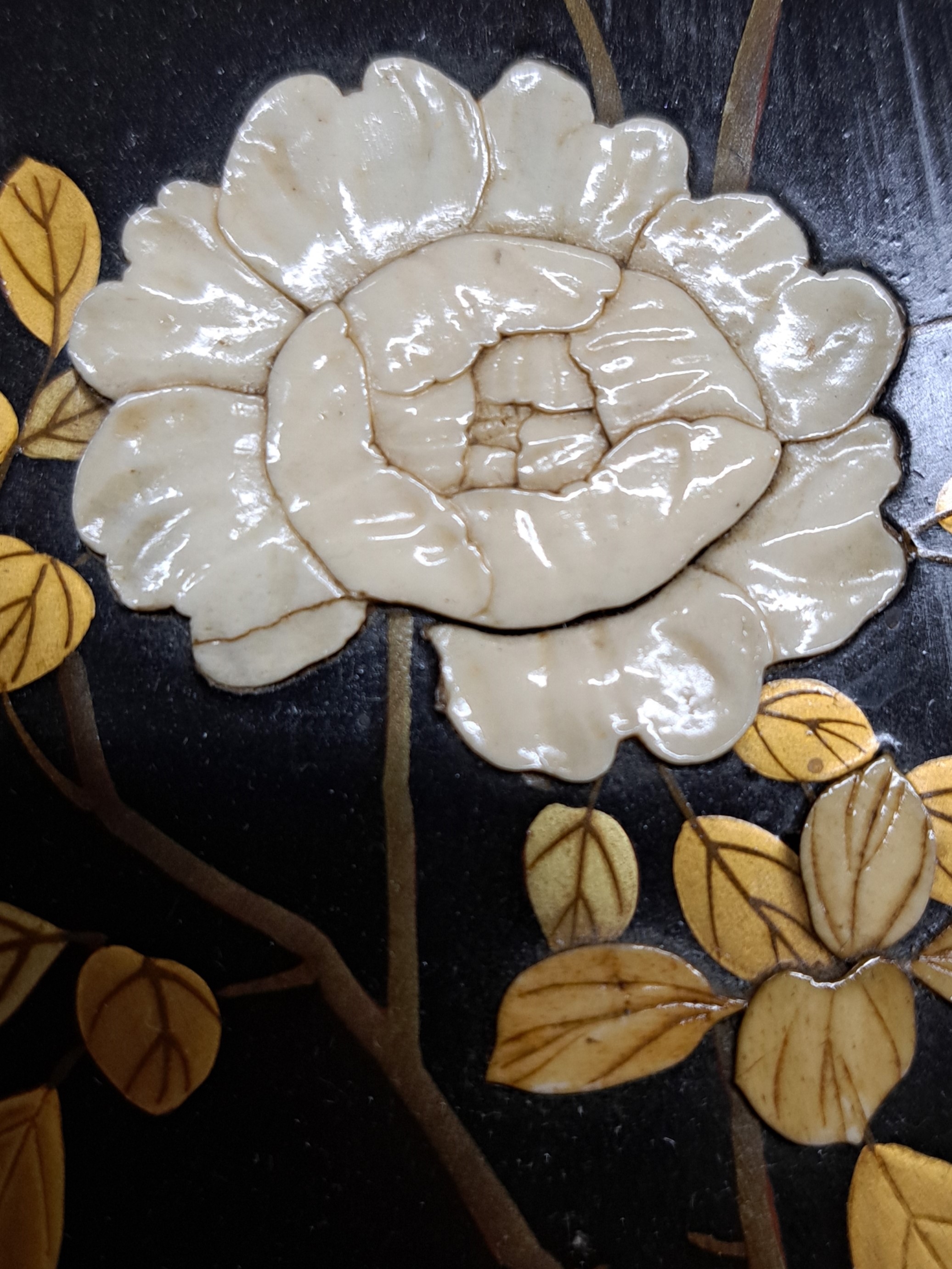 Detail r: Paar Lacktafeln, Japan, um 1900, Perlhuhn mit Blumen und Schwalbe, Lackarbeit mit floraler Bemalung und reicher Goldstaffage, geschnitzte Blätter ...