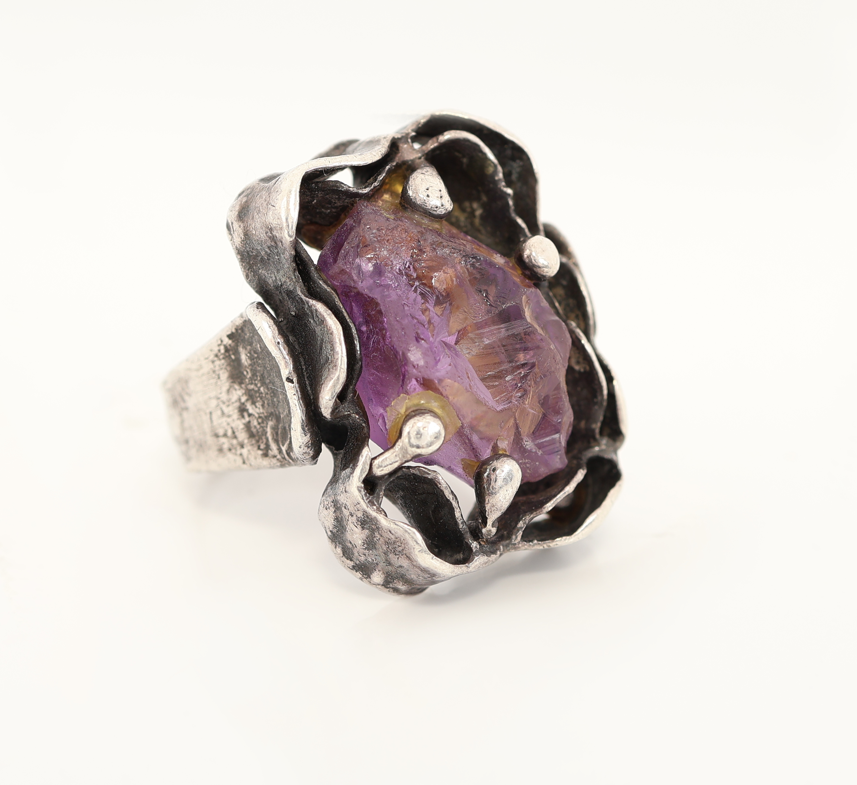 Detail a: Amethyst-Schmuckset, 835er Silber, abstraktes Design, best. aus: 1 Ring, RW 58, und 1 Armband, L. ca. 18 cm, jew. mit 1 Amethyst-Rohstein, ca. 72.0 g