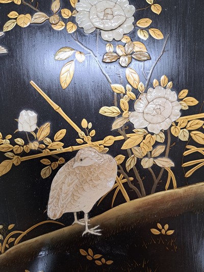 27087301b - Paar Lacktafeln, Japan, um 1900, Perlhuhn mit Blumen und Schwalbe, Lackarbeit mit ...