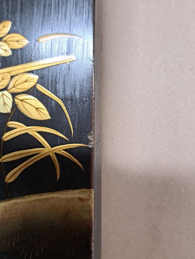 27087301e - Paar Lacktafeln, Japan, um 1900, Perlhuhn mit Blumen und Schwalbe, Lackarbeit mit ...