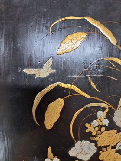 27087301l - Paar Lacktafeln, Japan, um 1900, Perlhuhn mit Blumen und Schwalbe, Lackarbeit mit ...