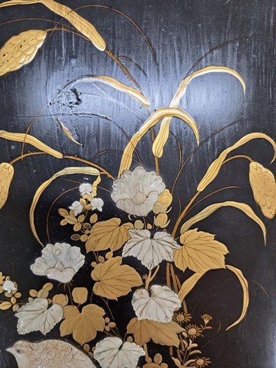 27087301m - Paar Lacktafeln, Japan, um 1900, Perlhuhn mit Blumen und Schwalbe, Lackarbeit mit ...