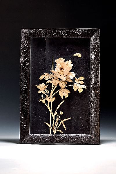 Image Lacktafel mit aufgelegter floraler Beinschnitzerei, Japan, um 1900, Bambus und ...