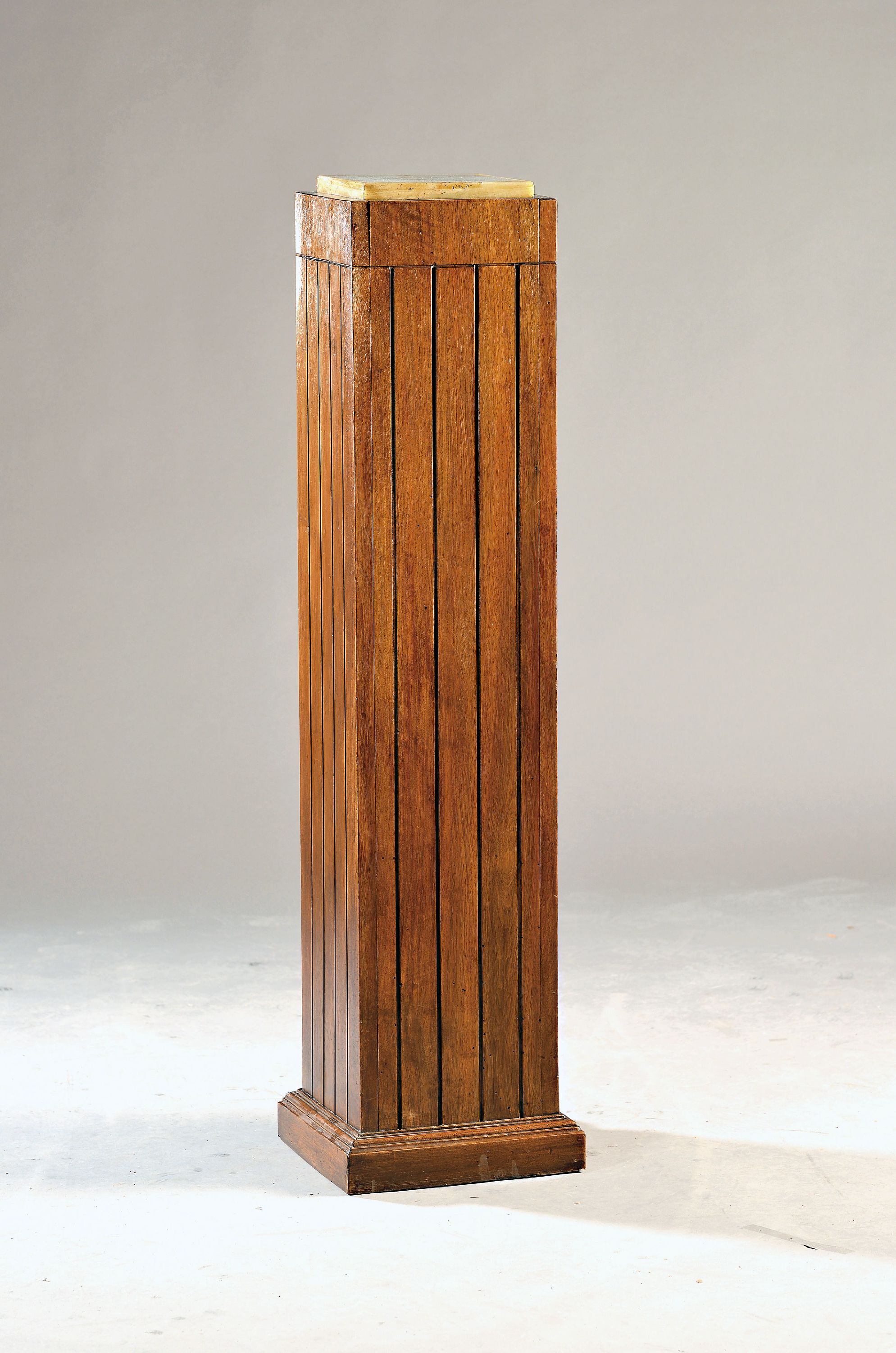 Image 27087417 - Elegante Art-Deco-Säule, 20er Jahre, Nussbaum massiv, umlaufend mit, Rillendekor, ...
