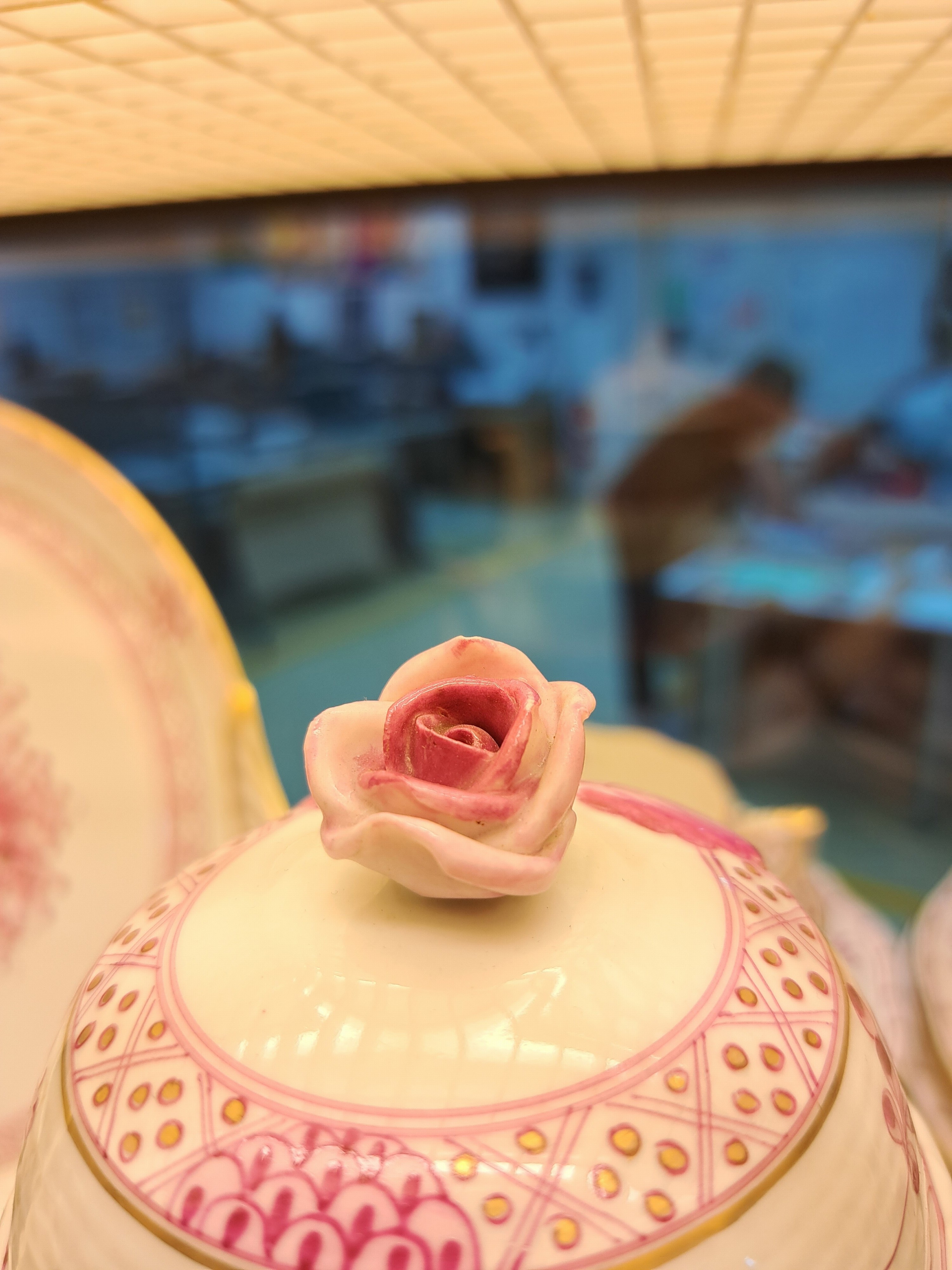 Detail e: Service, Herend, "Waldstein Rosen Purpur", 2. Hälfte 20. Jh., Flechtrand, Porzellan, indische Blumen, Goldränder, Kaffeekanne, Zuckerdose ...