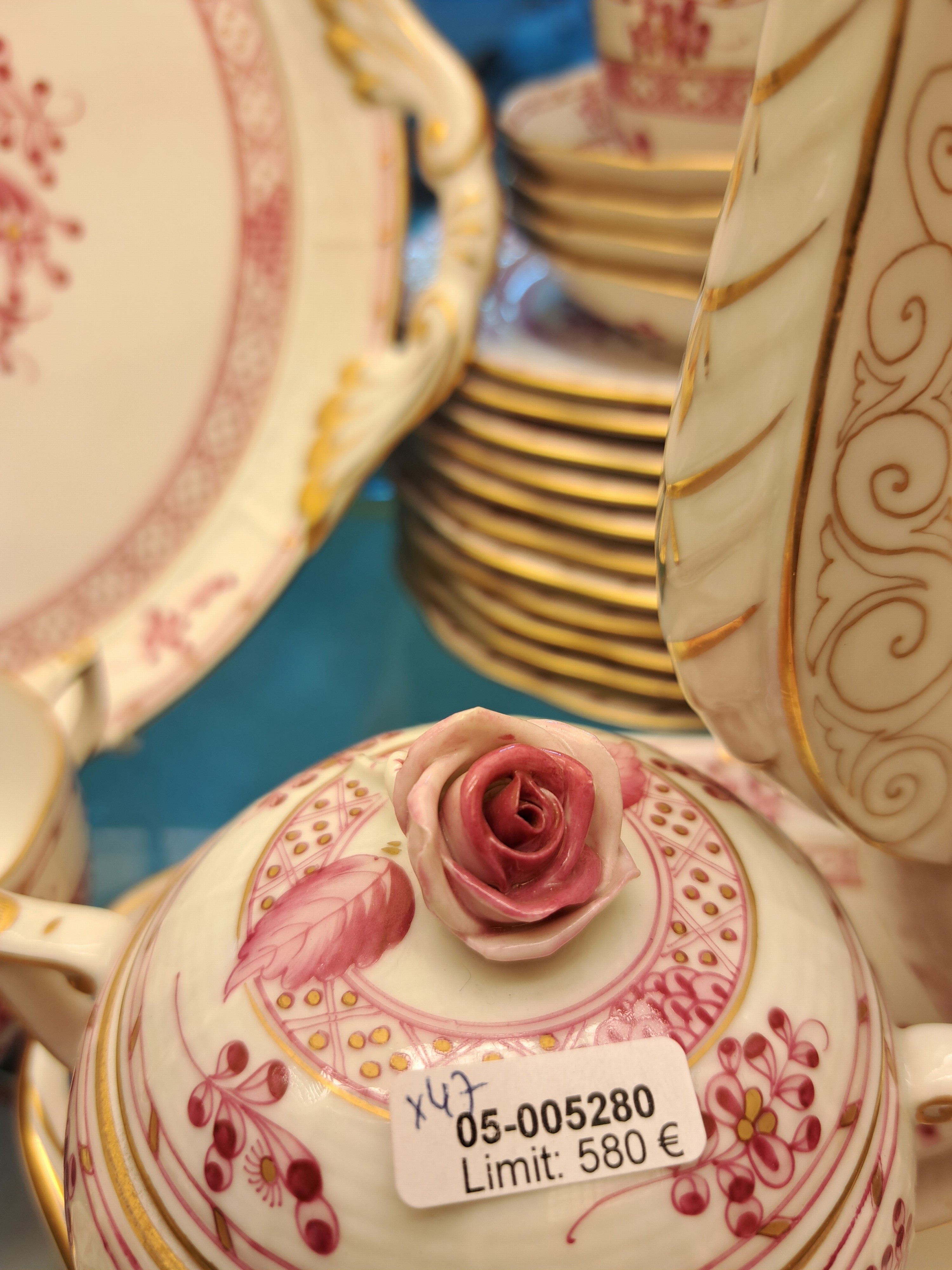 Detail f: Service, Herend, "Waldstein Rosen Purpur", 2. Hälfte 20. Jh., Flechtrand, Porzellan, indische Blumen, Goldränder, Kaffeekanne, Zuckerdose ...