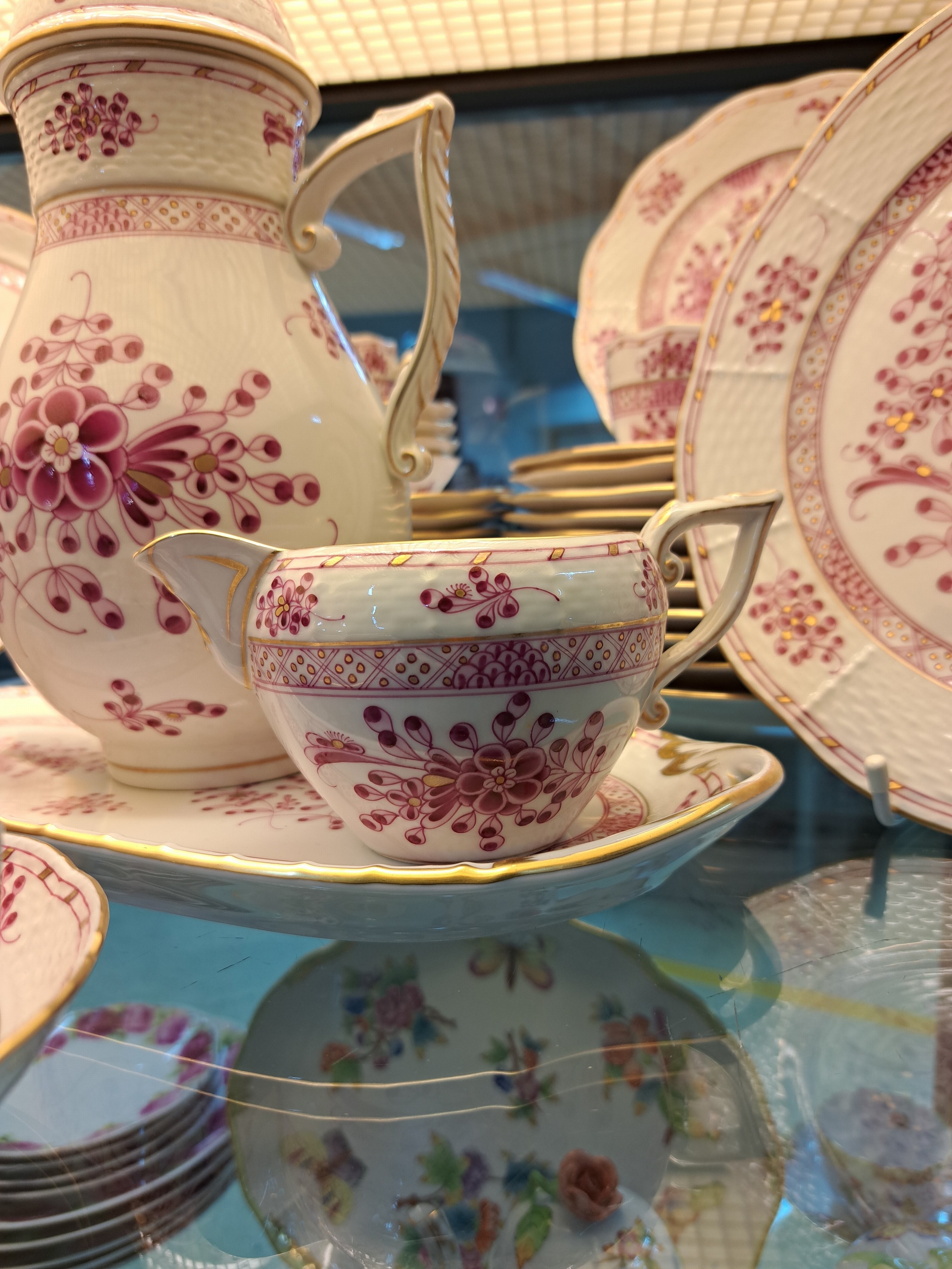 Detail j: Service, Herend, "Waldstein Rosen Purpur", 2. Hälfte 20. Jh., Flechtrand, Porzellan, indische Blumen, Goldränder, Kaffeekanne, Zuckerdose ...