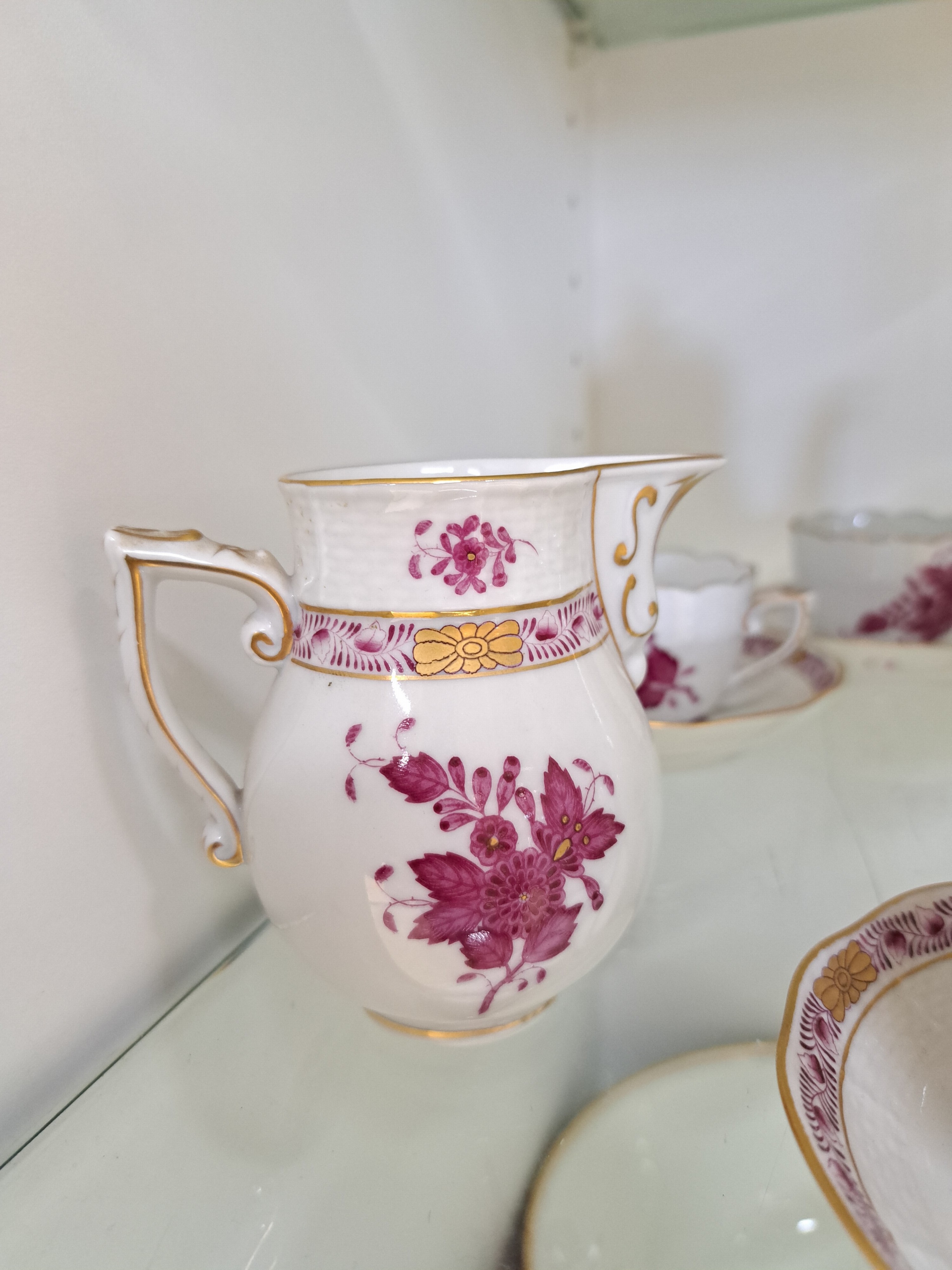 Detail b: Mokka-/Espressoservice, Herend, Apponyi Purpur, 2. Hälfte 20. Jh., Mokkakanne, Zuckerdose und Sahnekännchen, 6 Tasse mit Untertassen, purpurfarbene ...