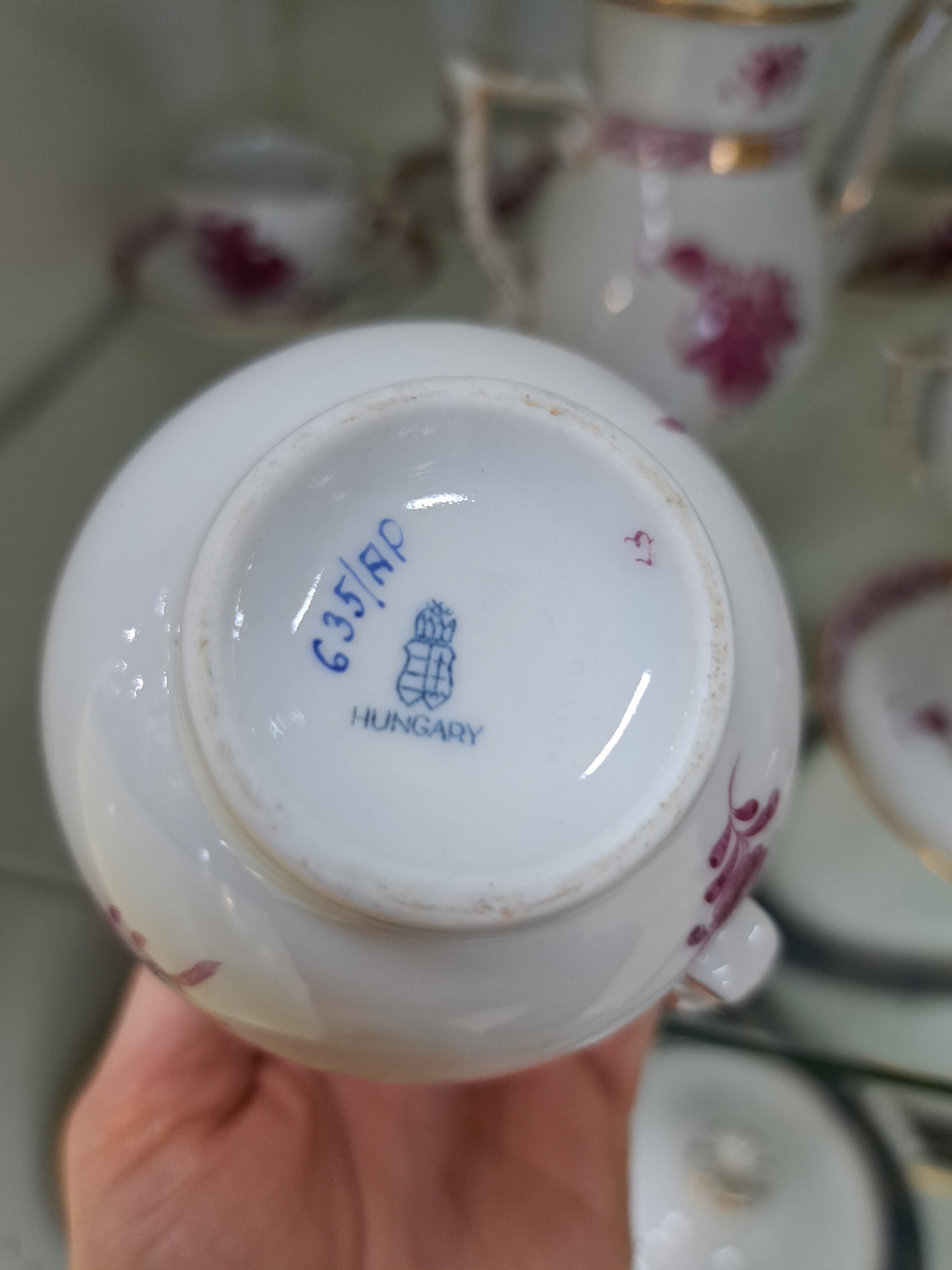 Detail c: Mokka-/Espressoservice, Herend, Apponyi Purpur, 2. Hälfte 20. Jh., Mokkakanne, Zuckerdose und Sahnekännchen, 6 Tasse mit Untertassen, purpurfarbene ...