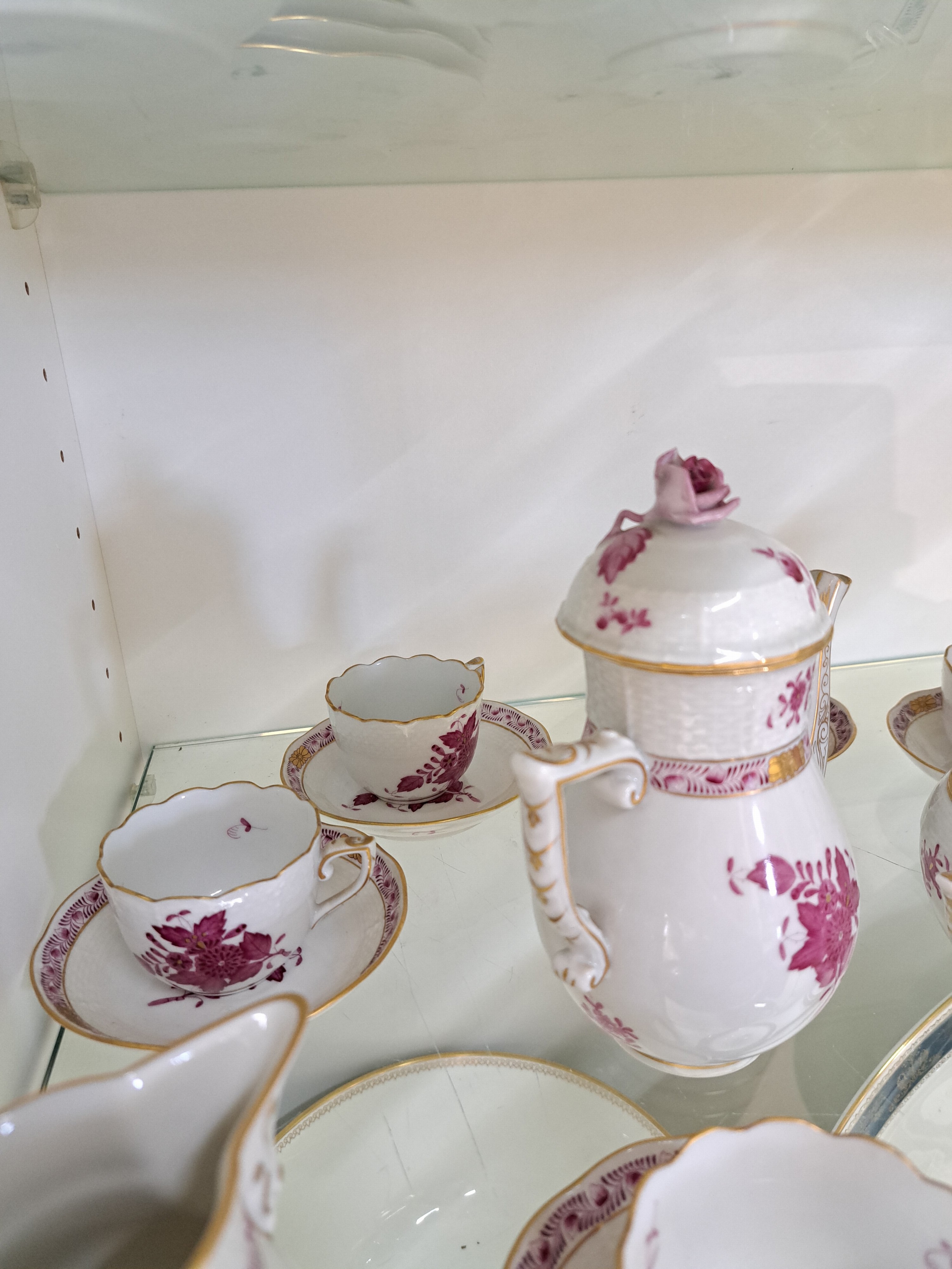 Detail d: Mokka-/Espressoservice, Herend, Apponyi Purpur, 2. Hälfte 20. Jh., Mokkakanne, Zuckerdose und Sahnekännchen, 6 Tasse mit Untertassen, purpurfarbene ...
