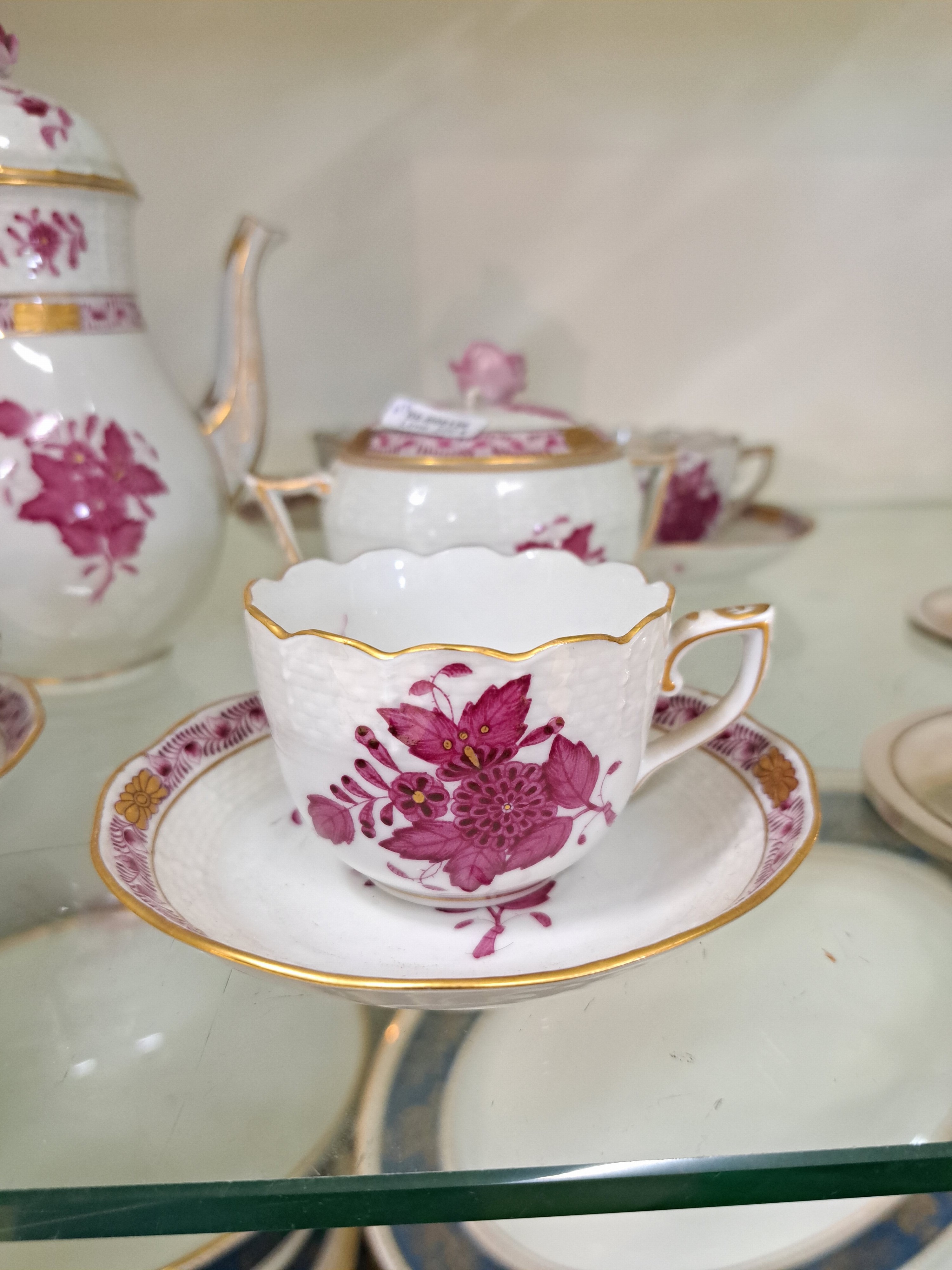 Detail g: Mokka-/Espressoservice, Herend, Apponyi Purpur, 2. Hälfte 20. Jh., Mokkakanne, Zuckerdose und Sahnekännchen, 6 Tasse mit Untertassen, purpurfarbene ...