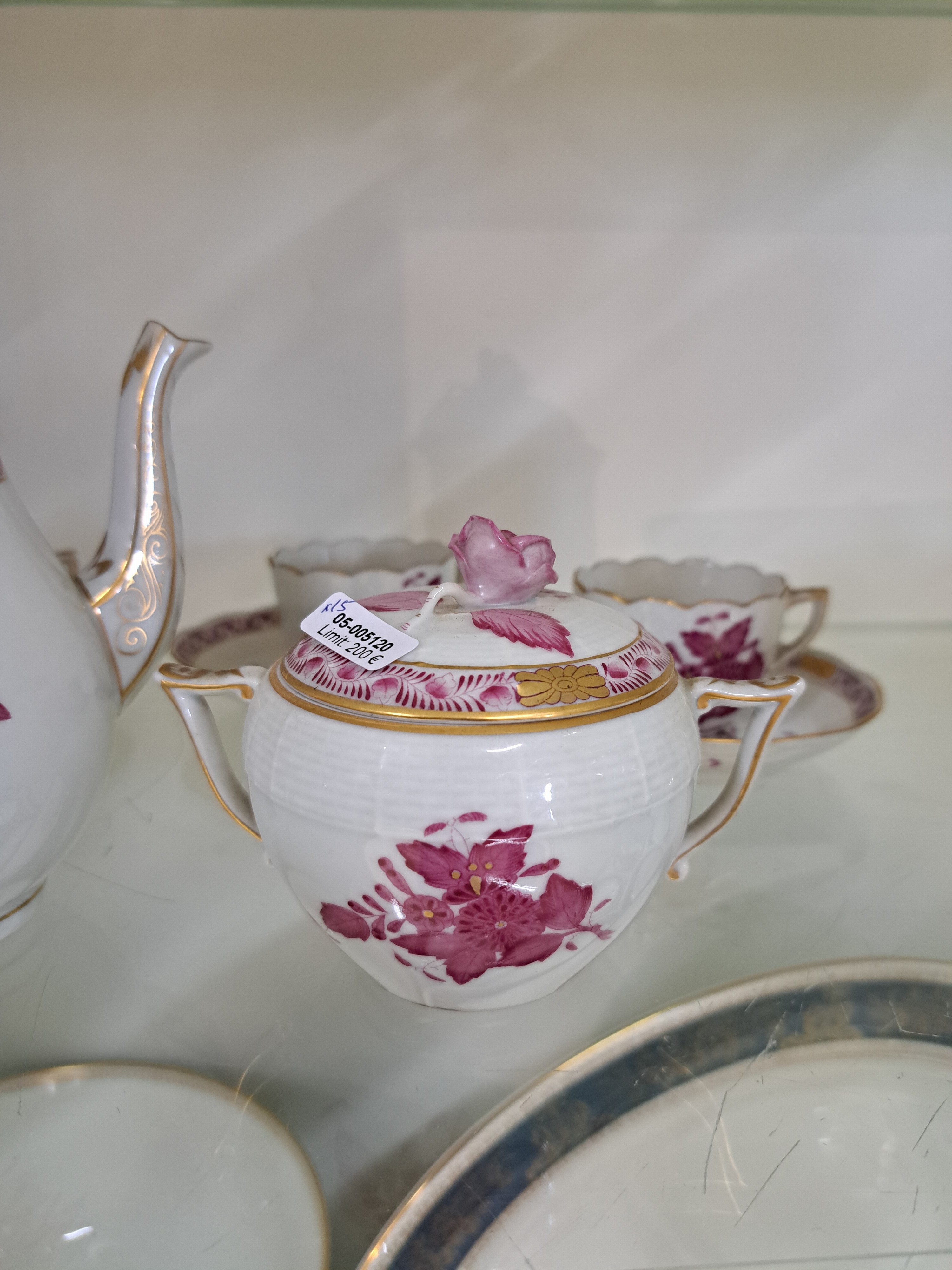 Detail h: Mokka-/Espressoservice, Herend, Apponyi Purpur, 2. Hälfte 20. Jh., Mokkakanne, Zuckerdose und Sahnekännchen, 6 Tasse mit Untertassen, purpurfarbene ...