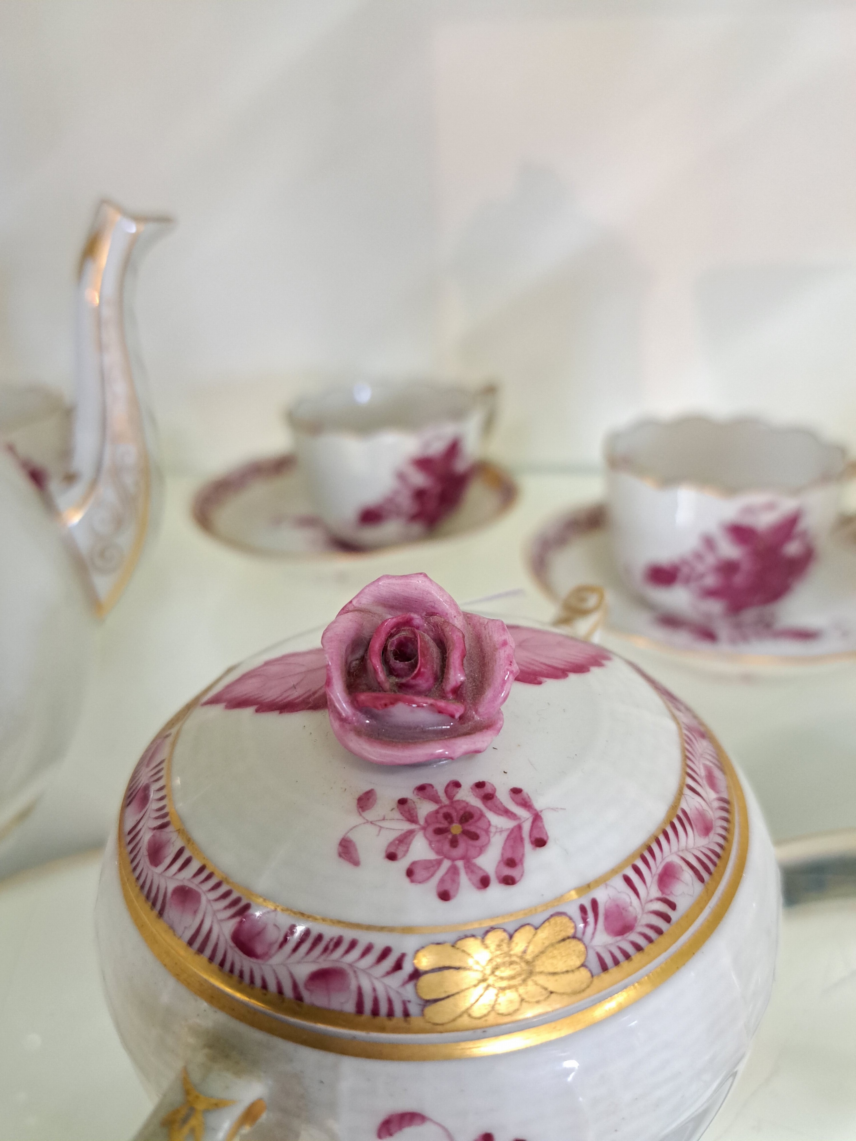 Detail i: Mokka-/Espressoservice, Herend, Apponyi Purpur, 2. Hälfte 20. Jh., Mokkakanne, Zuckerdose und Sahnekännchen, 6 Tasse mit Untertassen, purpurfarbene ...