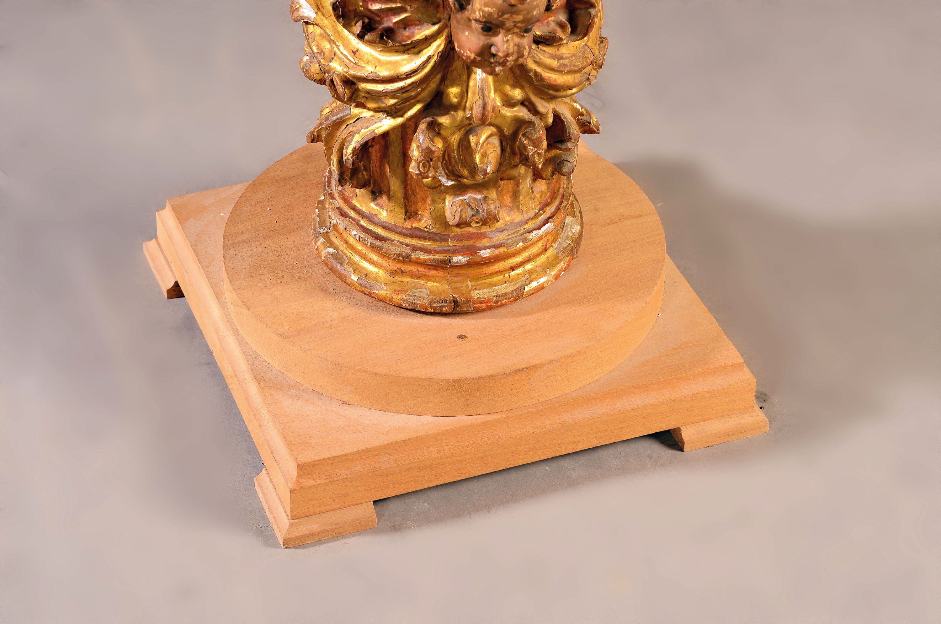 Detail a: Fragment einer Barocksäule/Kerzenleuchter, wohl süddeutsch, um 1750, wohl Lindenholz , aufwendig beschnitzt mit Engelsköpfen und Blättern, ...