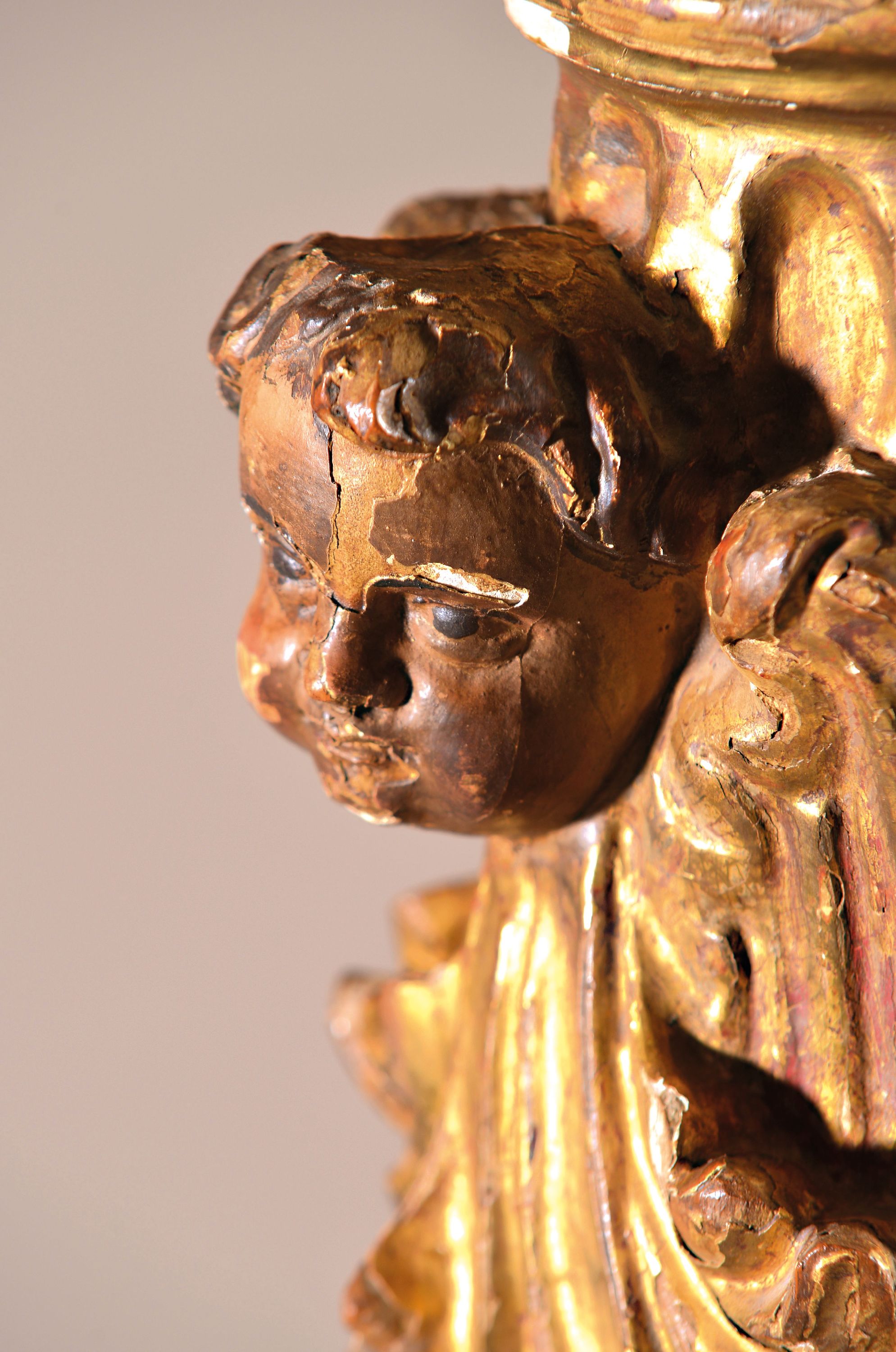 Detail b: Fragment einer Barocksäule/Kerzenleuchter, wohl süddeutsch, um 1750, wohl Lindenholz , aufwendig beschnitzt mit Engelsköpfen und Blättern, ...