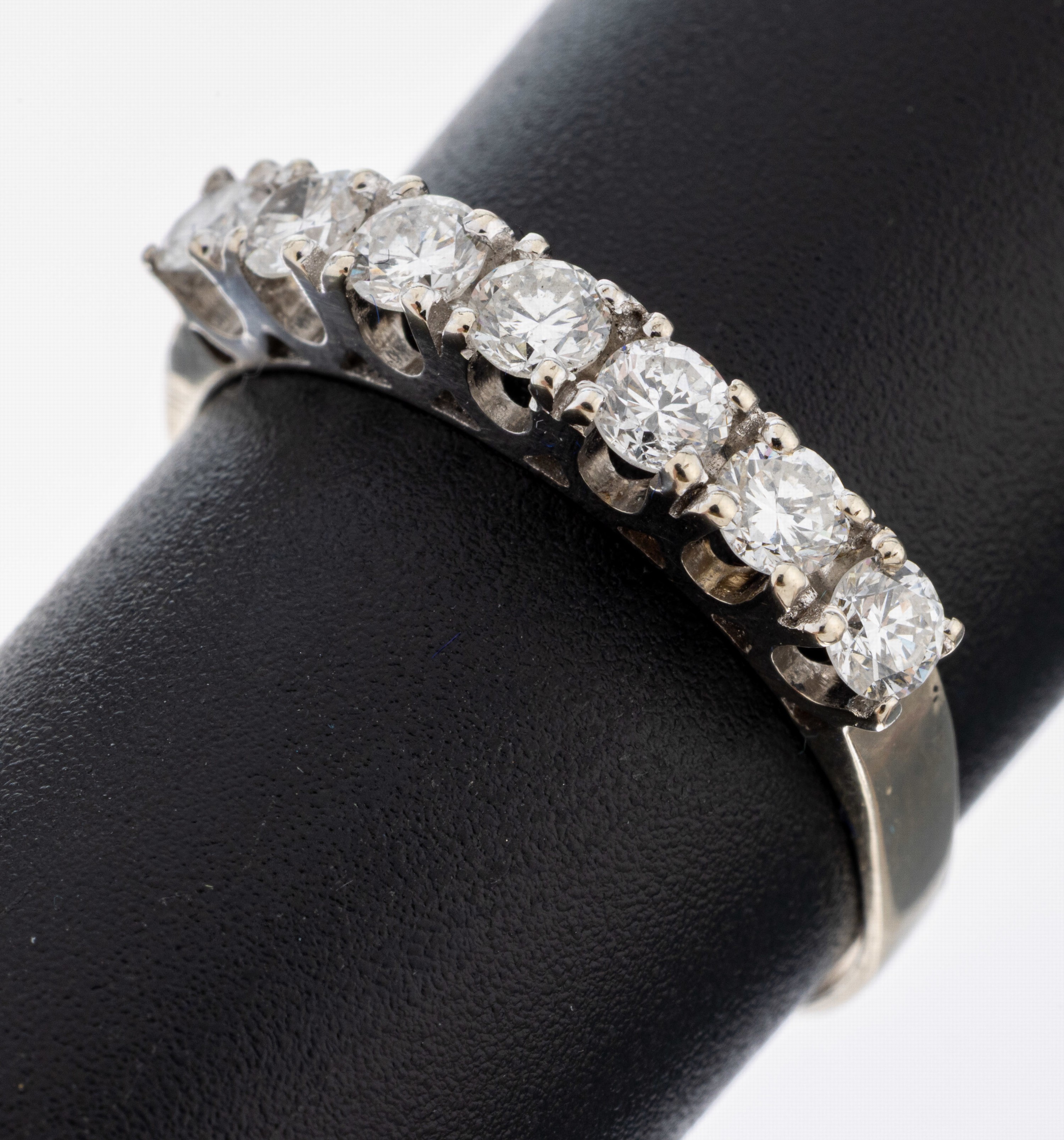 Image 27087600 - 14 kt Gold Brillant-Ring, WG 585/000, 7 Brillanten zus. ca. 0.56 ct feines Weiß/p, 1 ...