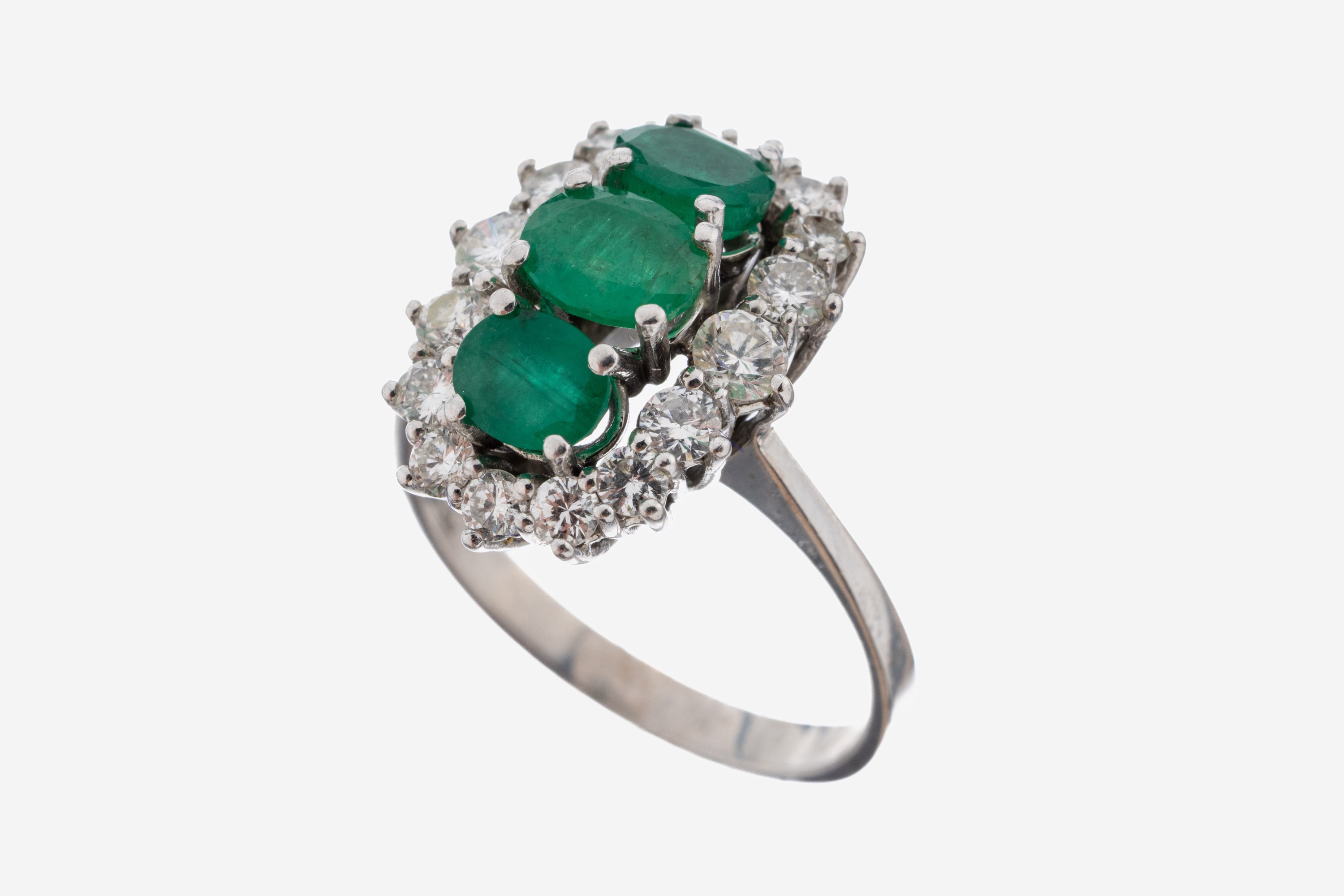 Image 27087685 - 18 kt Gold Smaragd-Brillant-Ring, 1970er Jahre, WG 750/000, 3 ovalfacett. Smaragde zus. ...