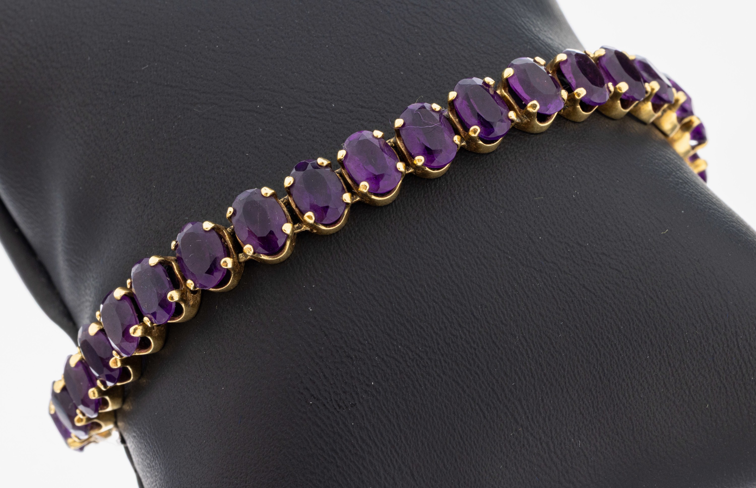 Image 27087687 - 18 kt Gold Amethyst-Armband, GG 750/000, 31ovalfacett. Amethyste zus. ca. 25.00 ct, L. ...