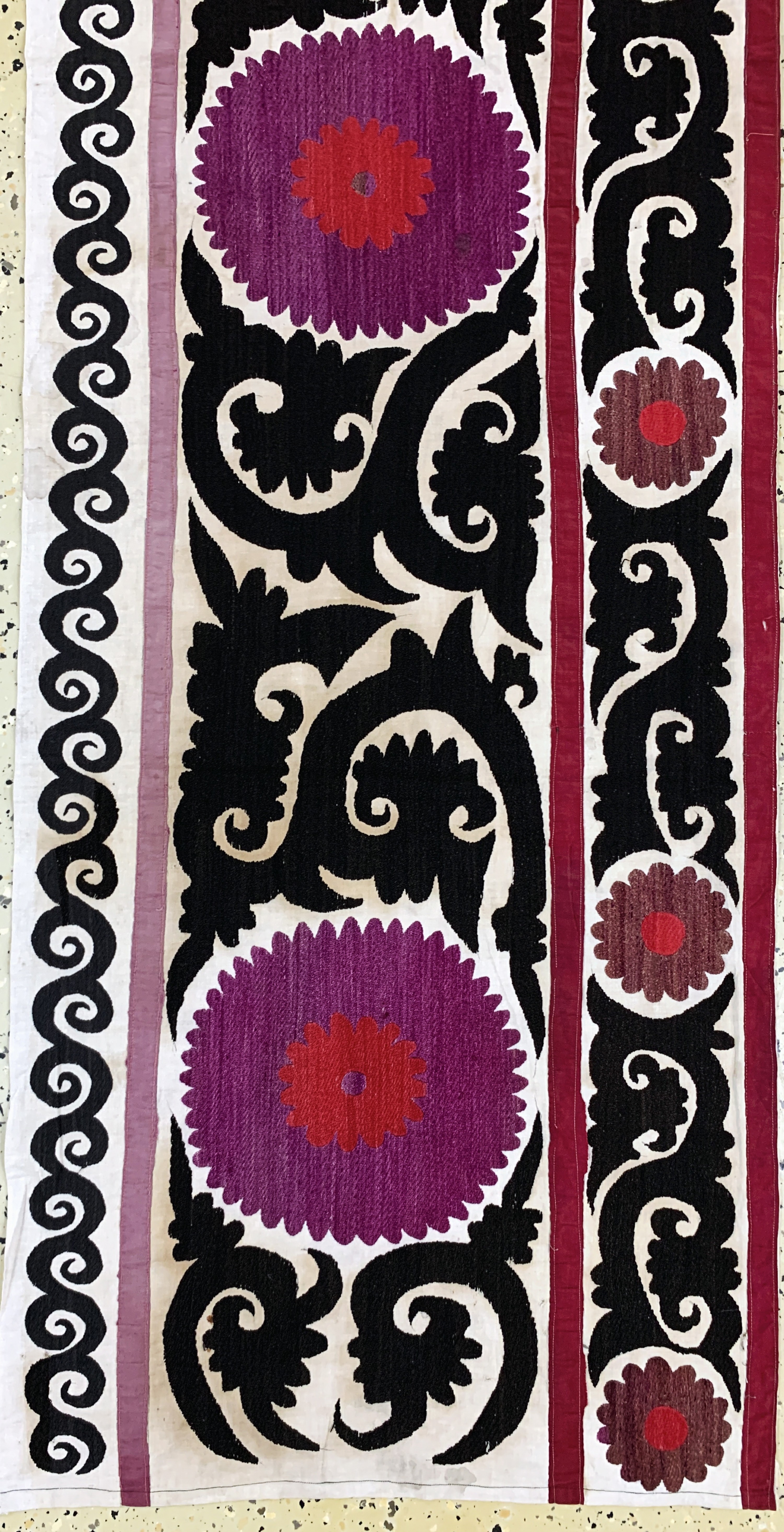 Detail a: Seiden Susani antik, Uzbekistan, um 1900, Seiden-Stickerei, ca. 225 x 148 cm, Reinigungsbedürftig, EHZ: 2