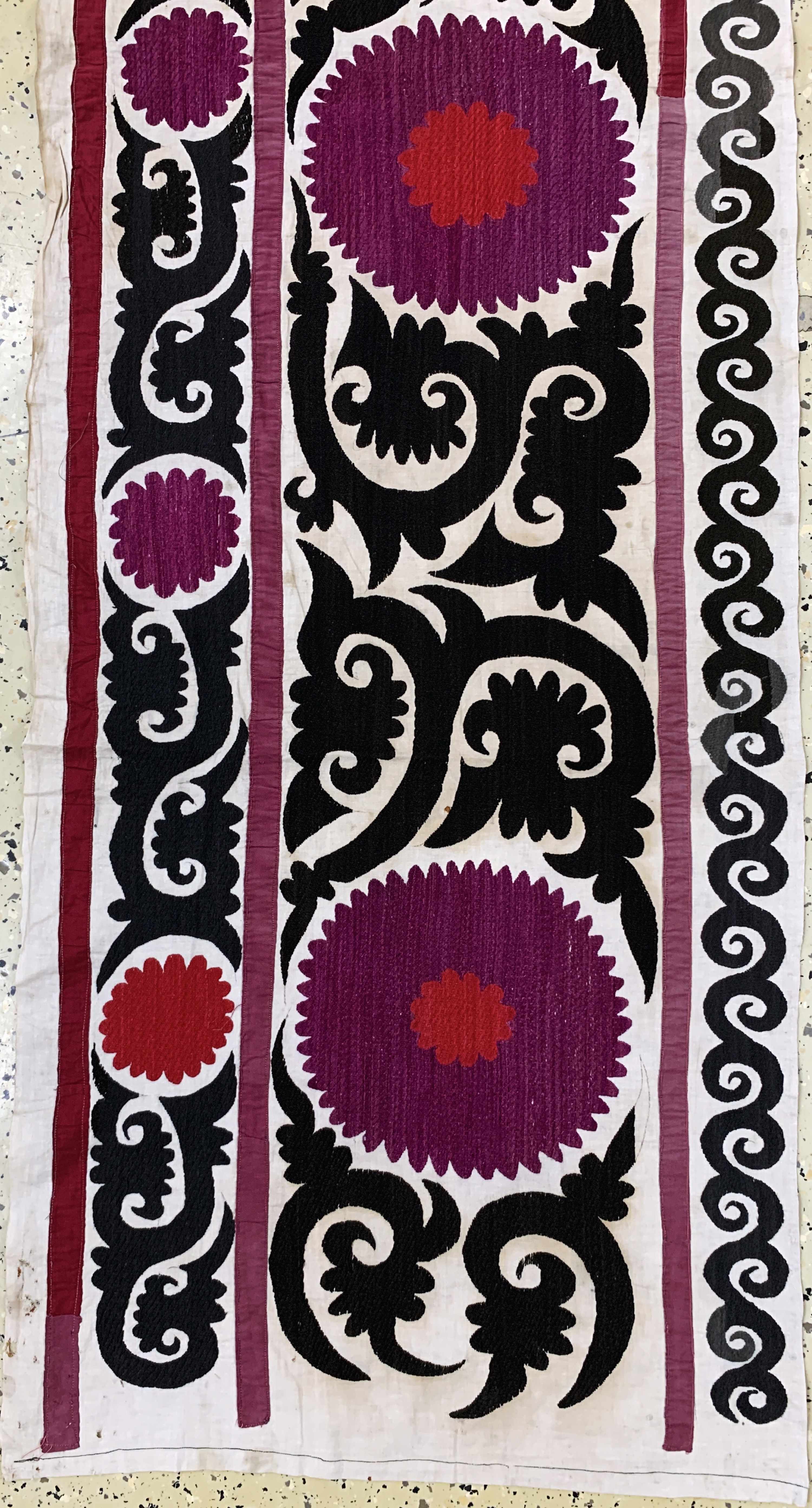 Detail b: Seiden Susani antik, Uzbekistan, um 1900, Seiden-Stickerei, ca. 225 x 148 cm, Reinigungsbedürftig, EHZ: 2
